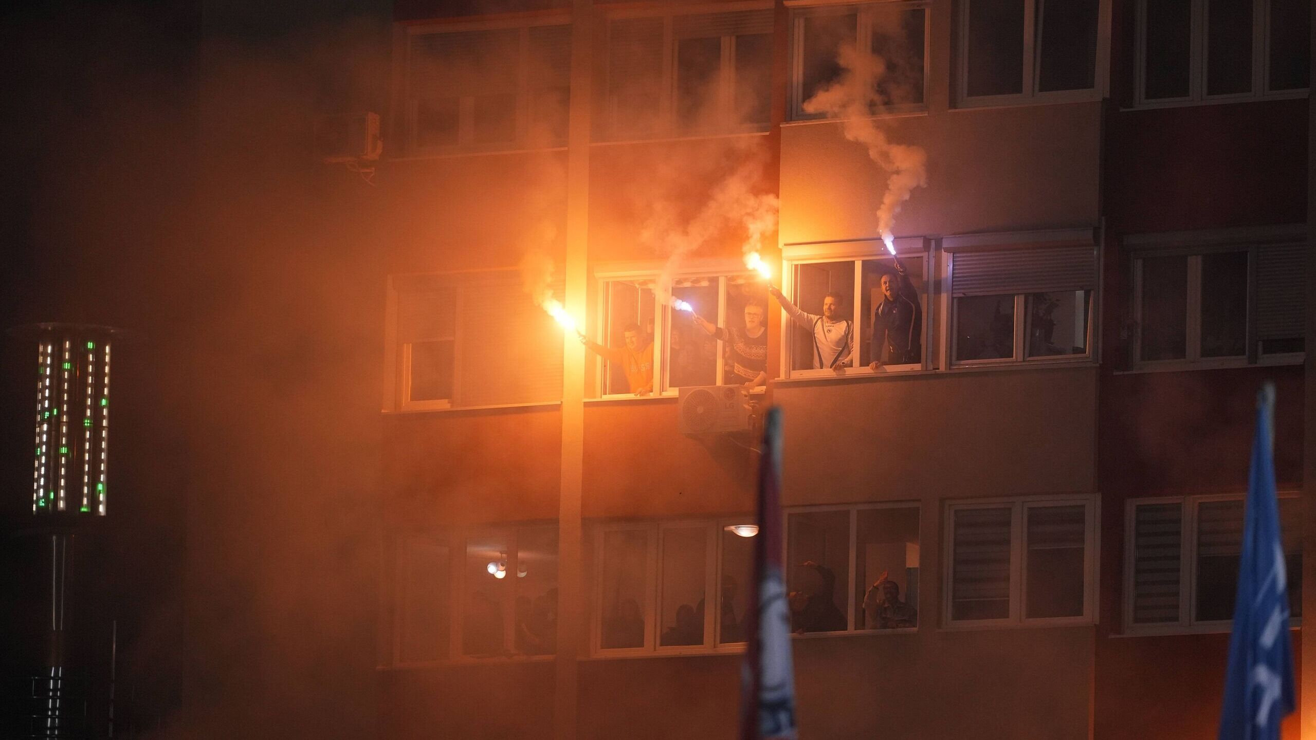 Así animó la afición a Bosnia desde sus casas: bengalas y fuegos artificiales