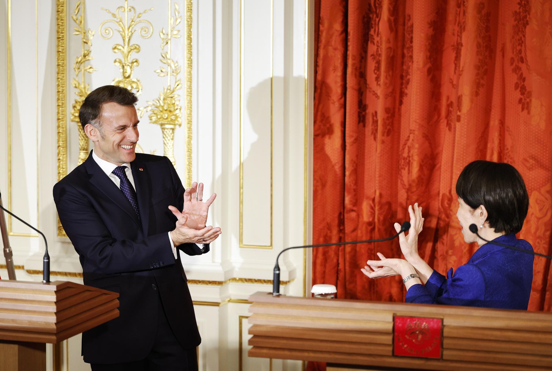 La primera ministra de Japón sorprende a Emmanuel Macron con un 'kamehameha' de Dragon Ball