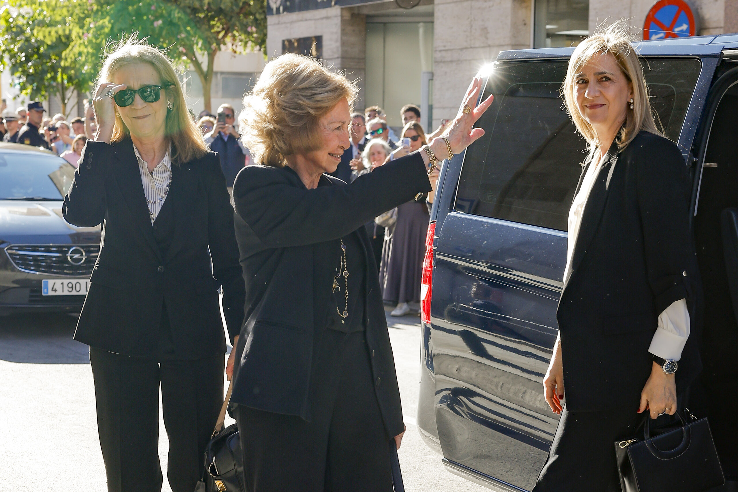 La reina Sofía, arropada por Elena y Cristina, vive intensamente la Semana Santa murciana