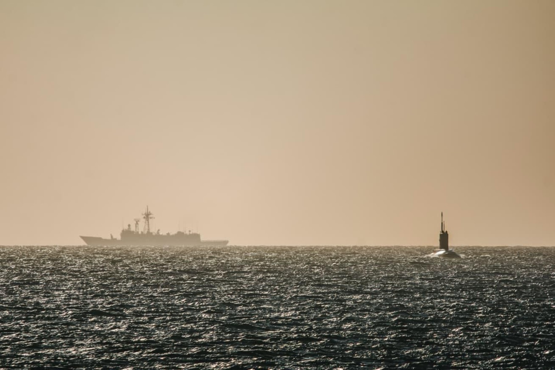 La fragata F84 Reina Sofía controla el paso de un submarino ruso por el Estrecho de Gibraltar