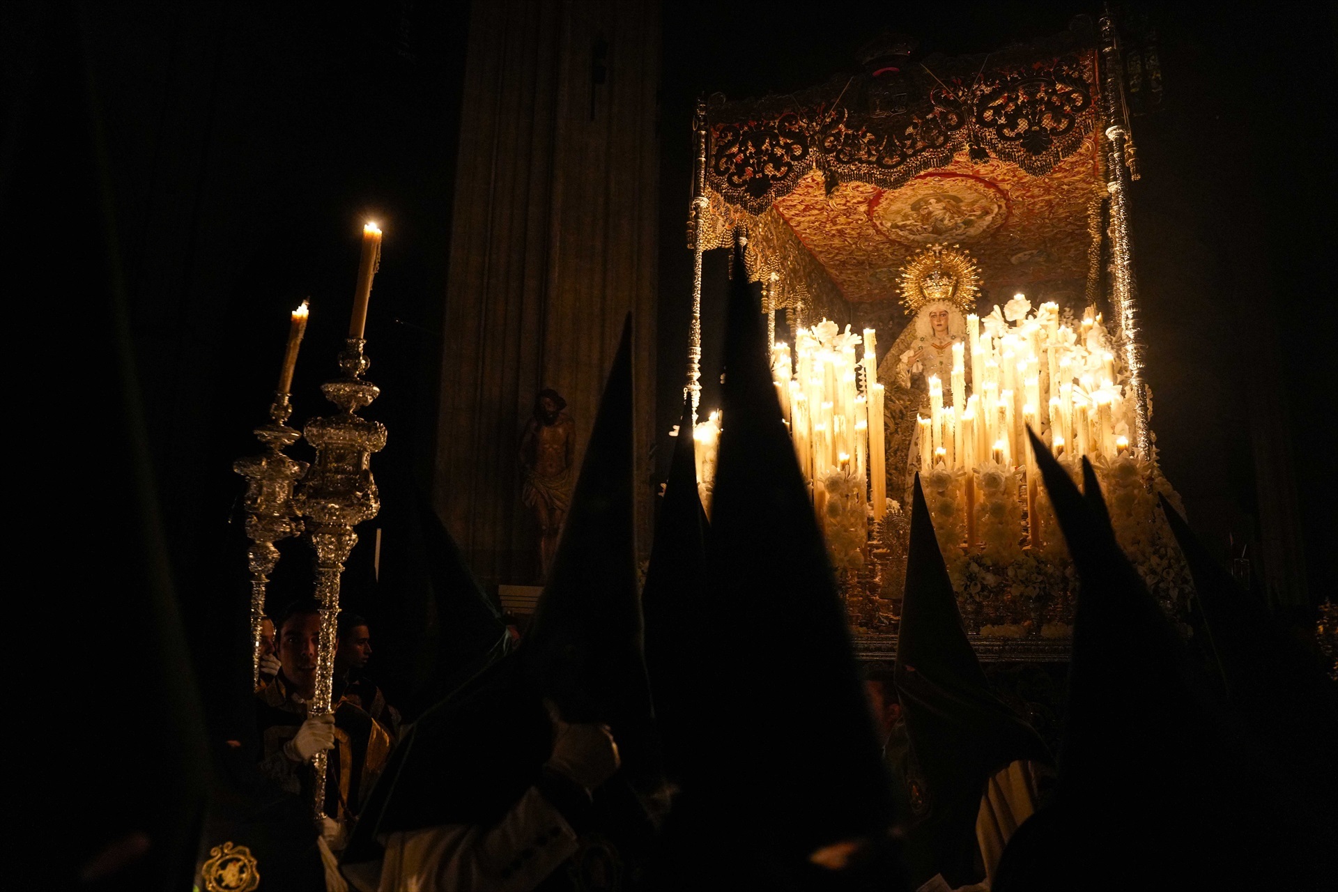 Sevilla se echa a la calle en su gran Madrugá entre el recogimiento y la devoción