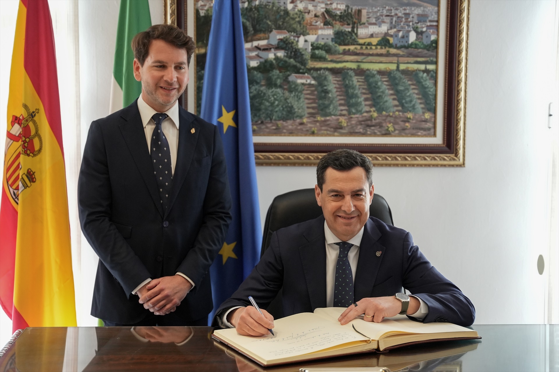 Un exconcejal del PSOE detenido tras increpar "con una actitud agresiva" a Juanma Moreno