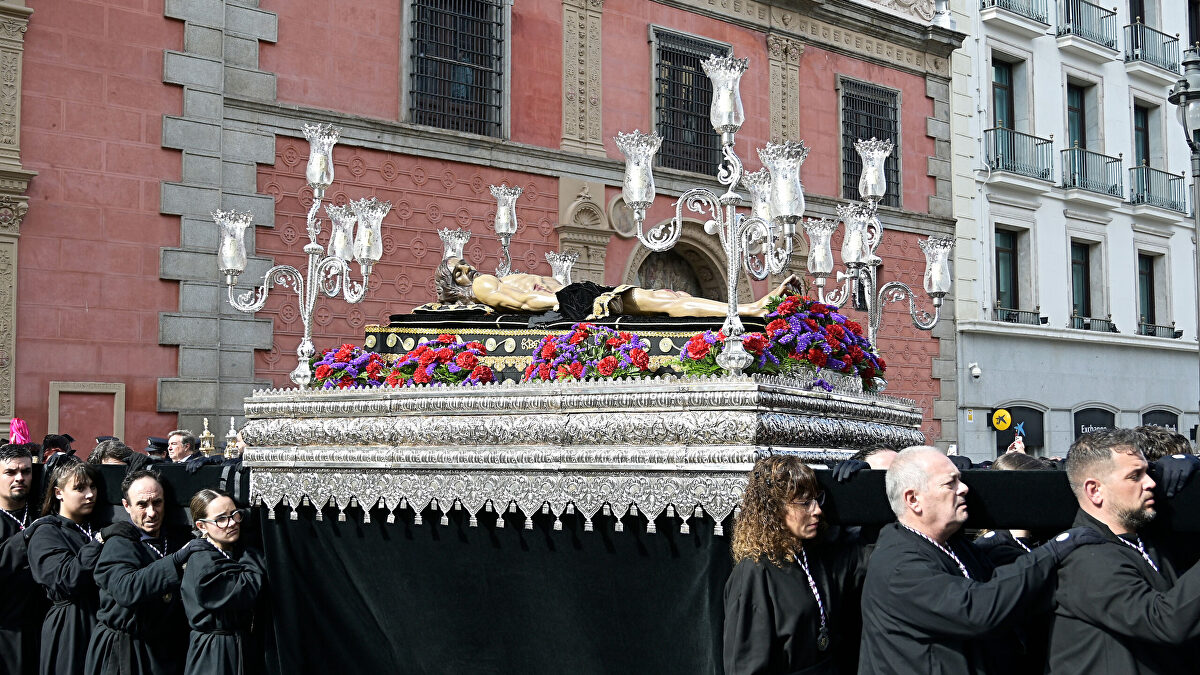 La procesión de la Soledad y el encuentro con el Cristo Yacente marcan el sábado en Madrid