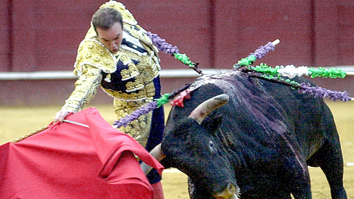 Un toro mata al exmatador Ricardo Ortiz en los corrales de la plaza de Málaga