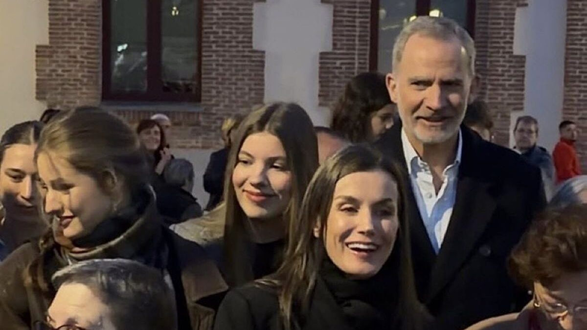 Los Reyes y sus hijas visitan por sorpresa la procesión del Silencio en Carabanchel