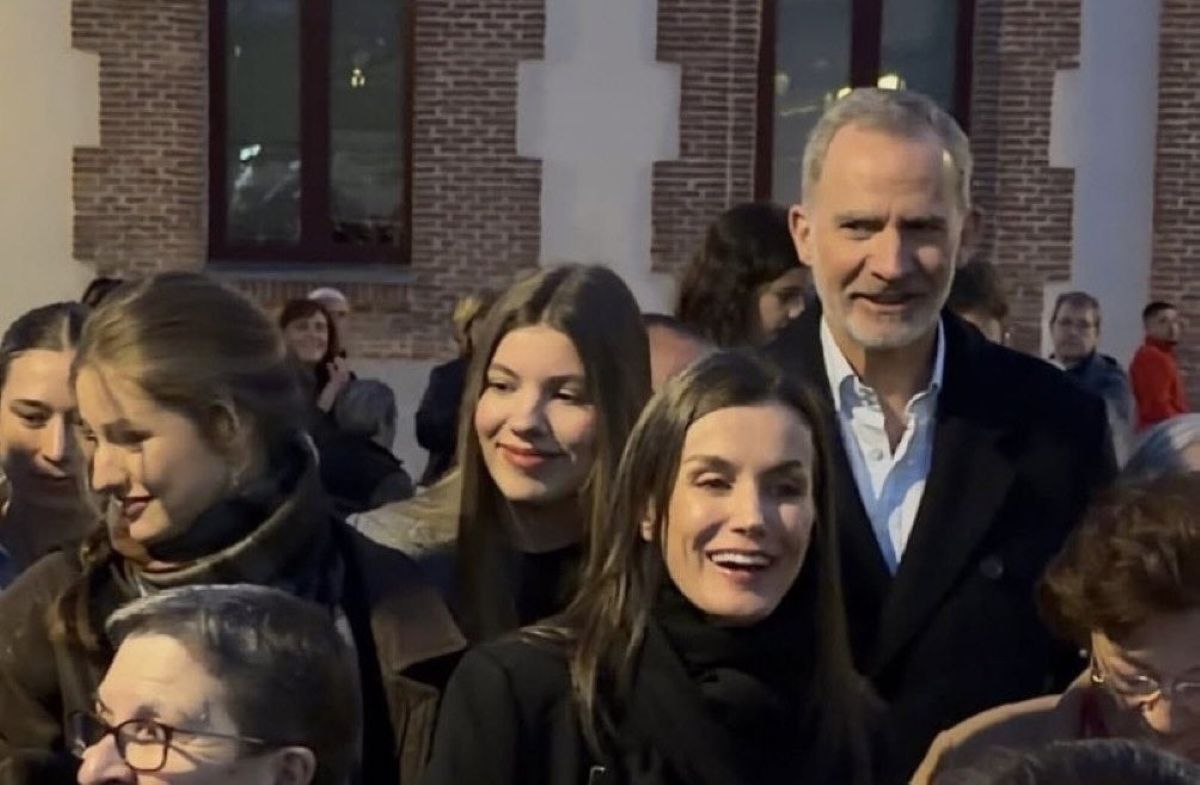 Los Reyes y sus hijas visitan por sorpresa la procesión del Silencio en Carabanchel