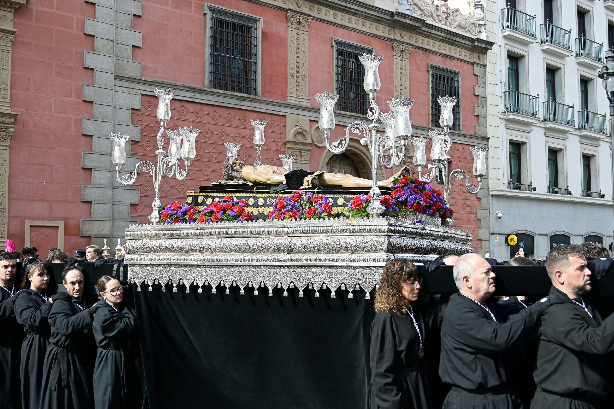 La procesión de la Soledad y el encuentro con el Cristo Yacente marcan el sábado en Madrid