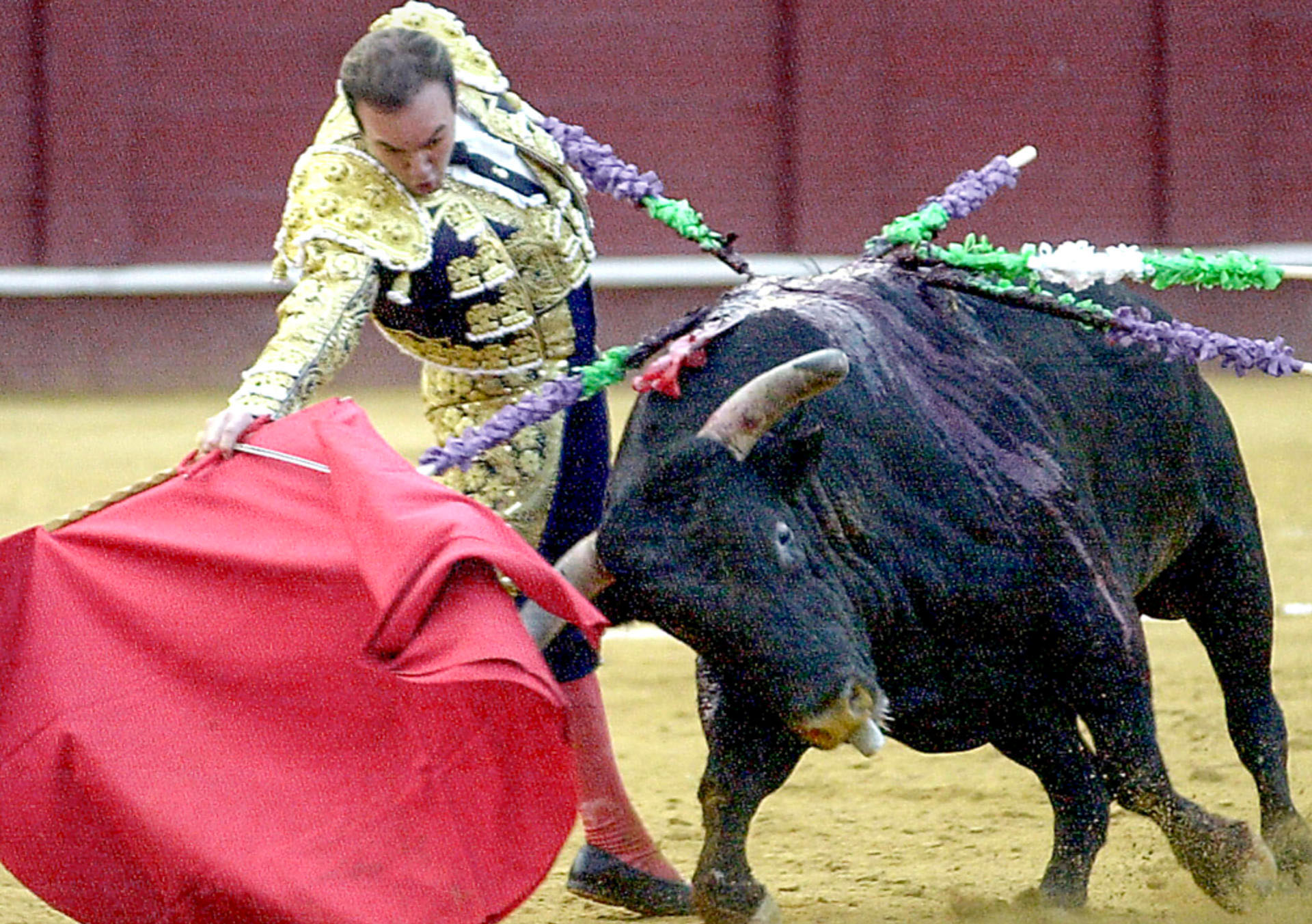 Un toro mata al exmatador Ricardo Ortiz en los corrales de la plaza de Málaga