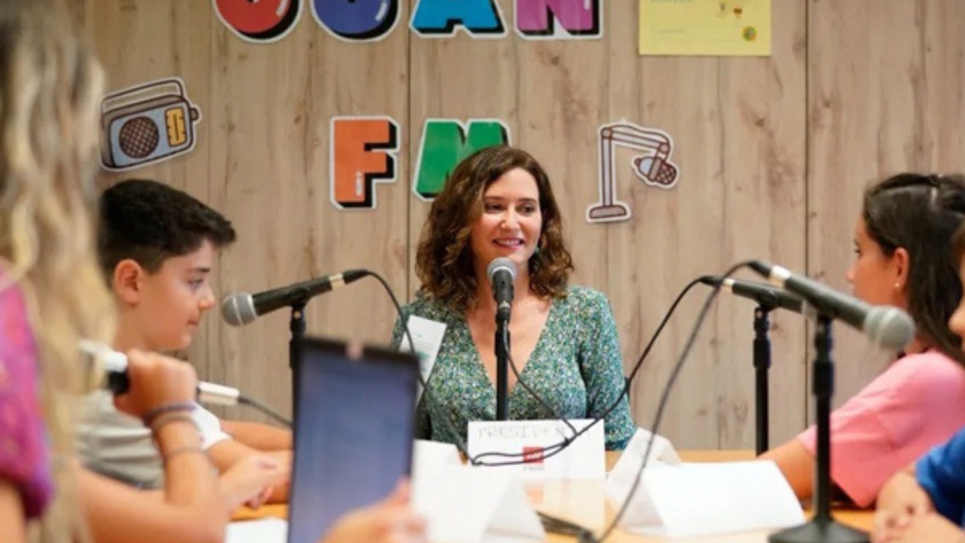 Así es el plan de Madrid para llevar la radio a las aulas de 100 centros públicos