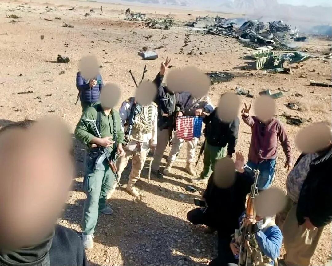 Locura en redes sociales por unos boxer patrióticos hallados entre los restos de los aviones del rescate en Irán