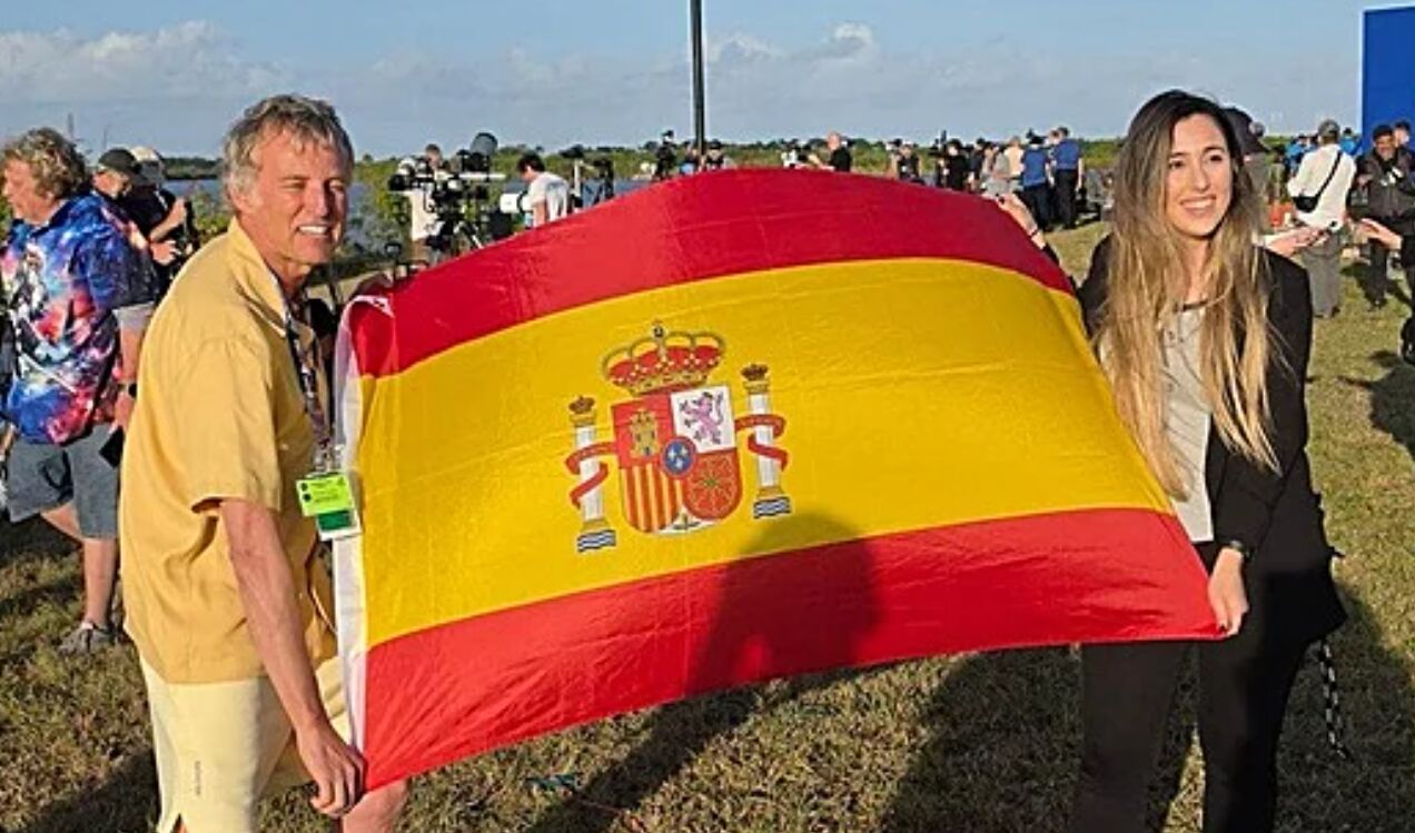 Jesús Calleja planta cara a las críticas por posar con la bandera de España en la NASA: "¡Orgulloso de mi país!"