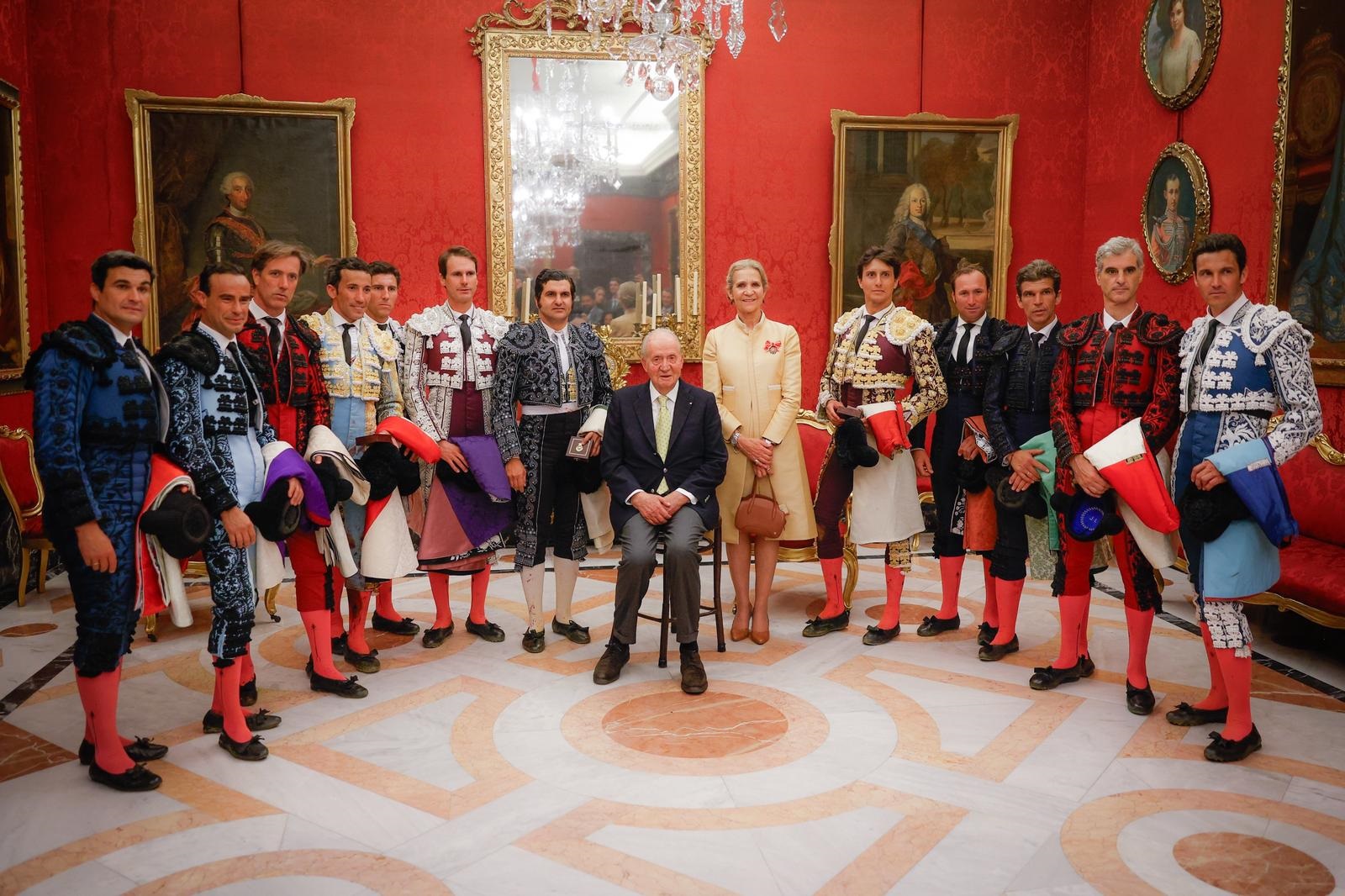 El emérito se fotografía con los toreros y sus cuadrillas en su regreso a la Maestranza una década después