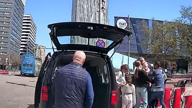 Dos magrebíes intentan robar a una familia con un bebé al subir a un taxi en Barcelona