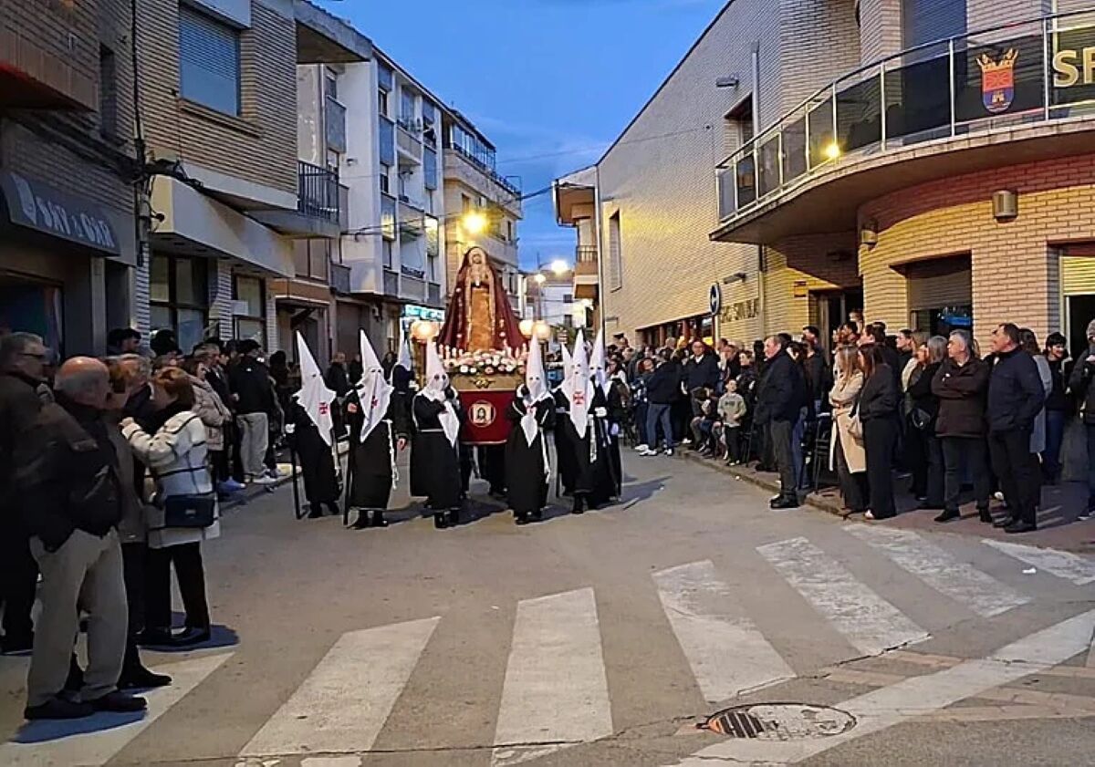 La mujer de Santos Cerdán, de procesiones antes de no acudir al Senado por "motivos de salud"