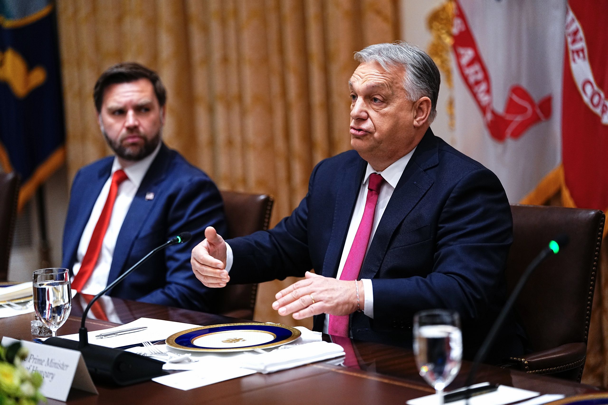 Vance acude al rescate de Orbán, muy por detrás de Magyar en las encuestas