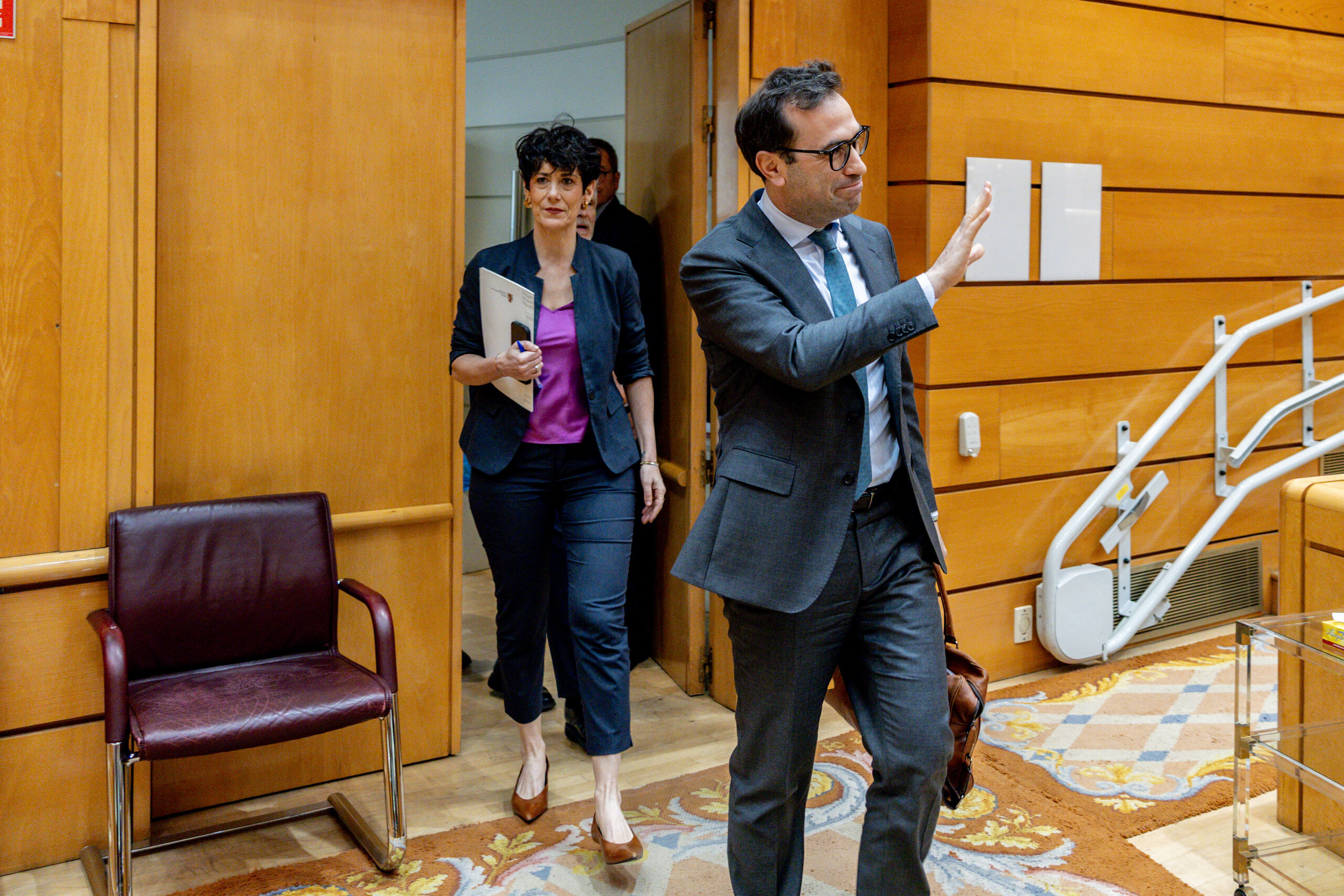 Carlos Cuerpo se disfraza de tecnócrata y sólo habla de economía para no responder sobre la corrupción