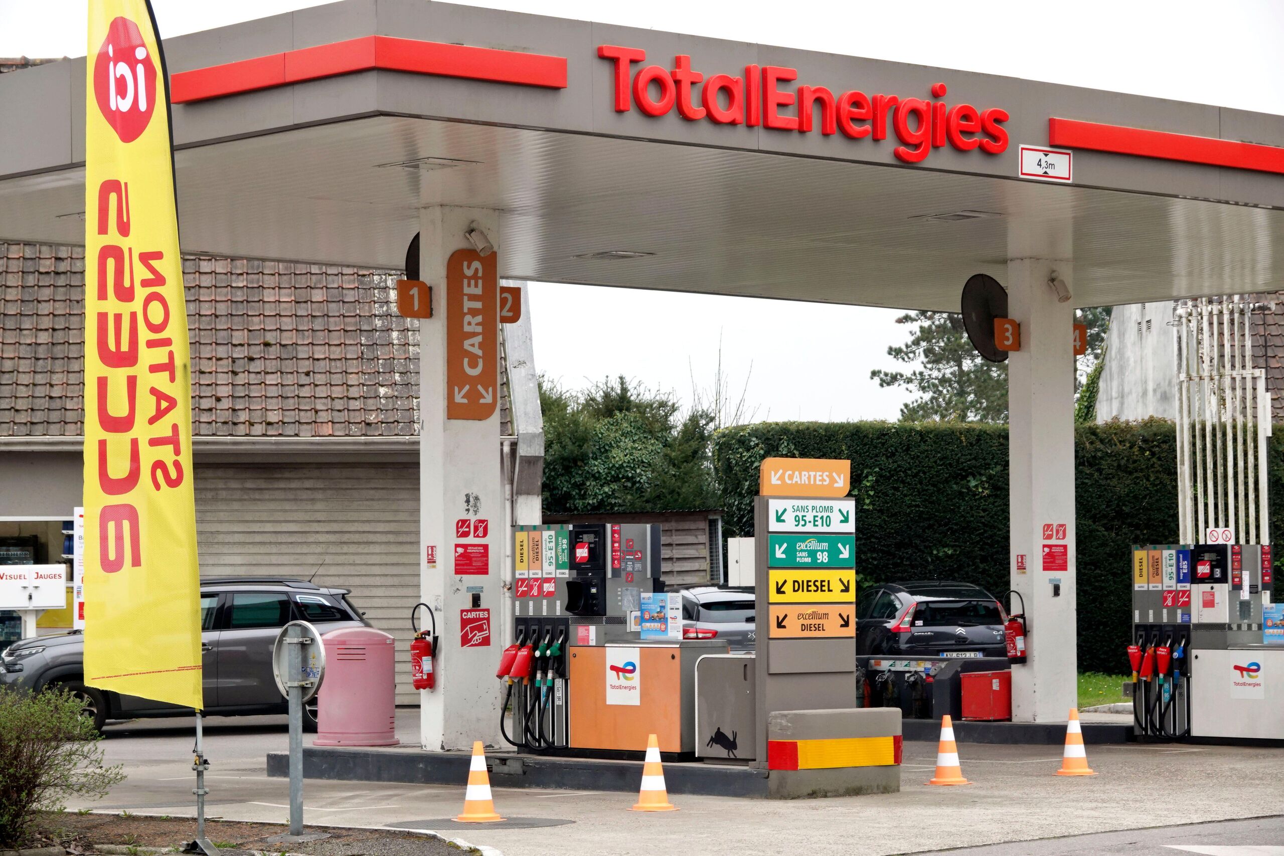 ¿Qué está pasando en Francia? Las gasolineras comienzan a quedarse sin combustible