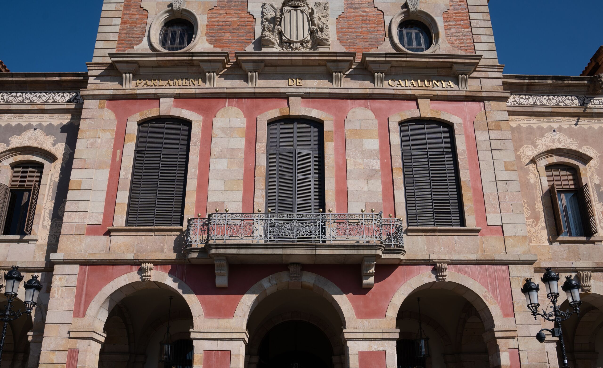 PSC, Junts y ERC se niegan a que la bandera de España ondee en el 'Parlament' y desafían a la justicia