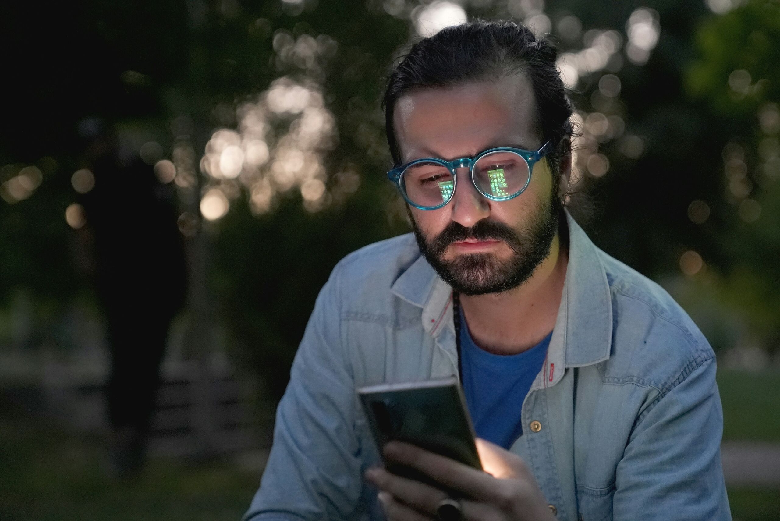 El negocio de la soledad: hasta 25 euros la hora por "alquilar" un amigo