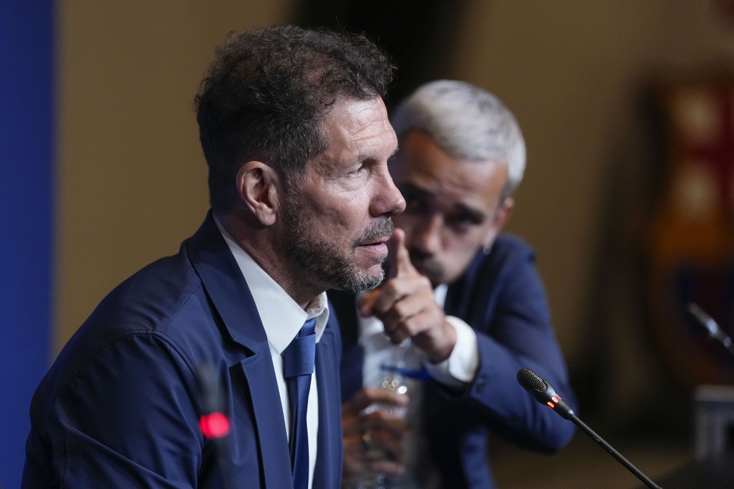 Simeone se rinde a Griezmann entre lágrimas: "La sociedad necesita gente como tú"