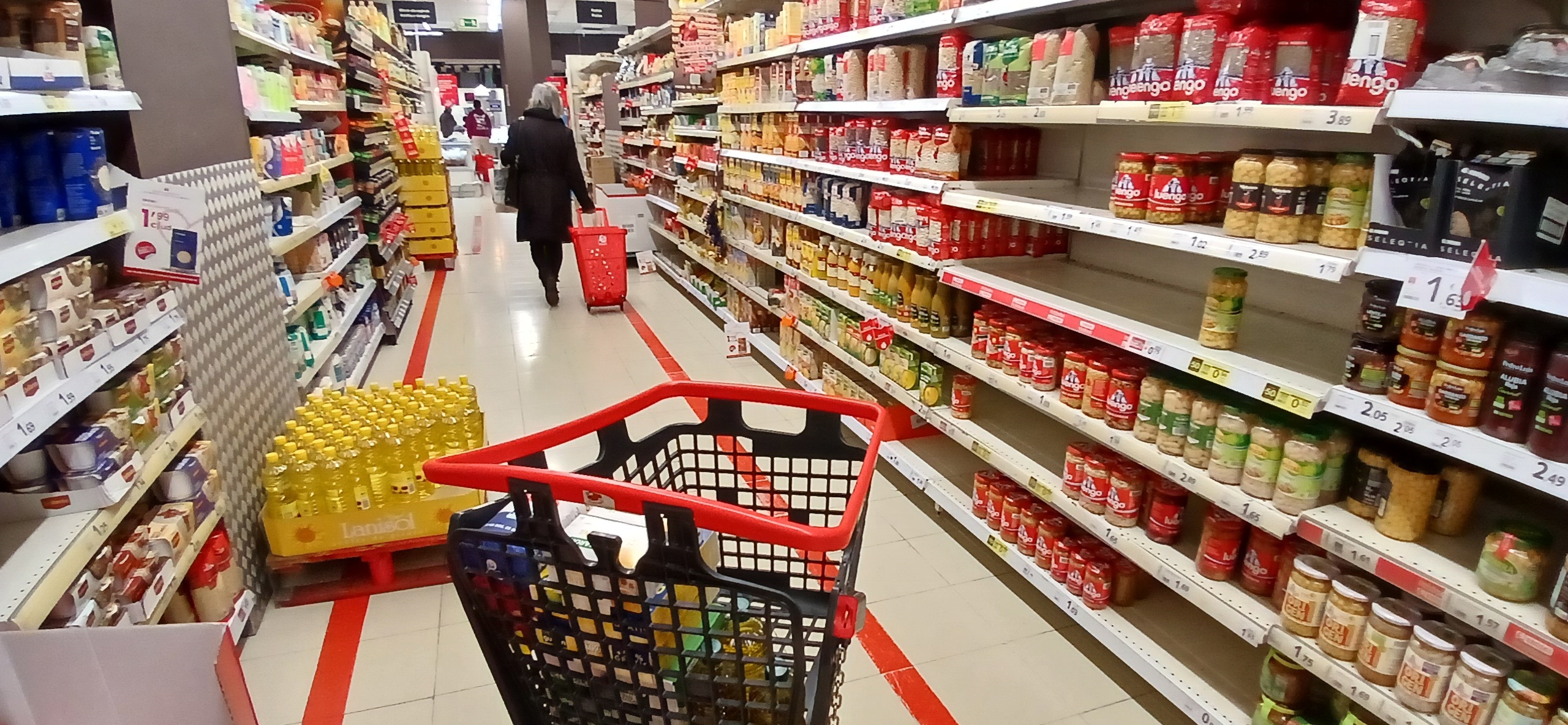 Los españoles se pasan a la cesta 'low cost': seis de cada diez productos son de marca blanca