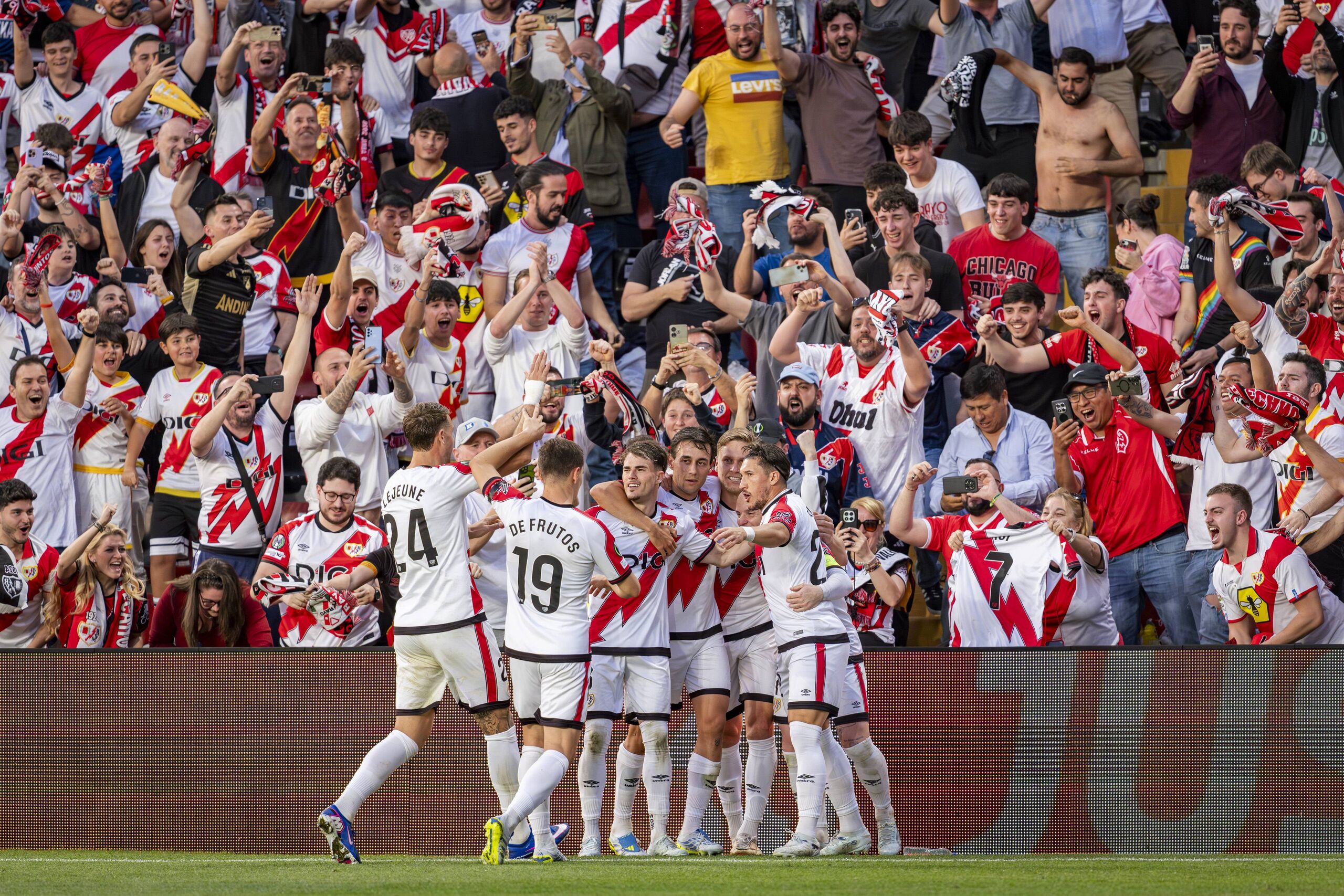 El Rayo Vallecano arrolla al AEK en Vallecas y roza una gesta histórica en Europa