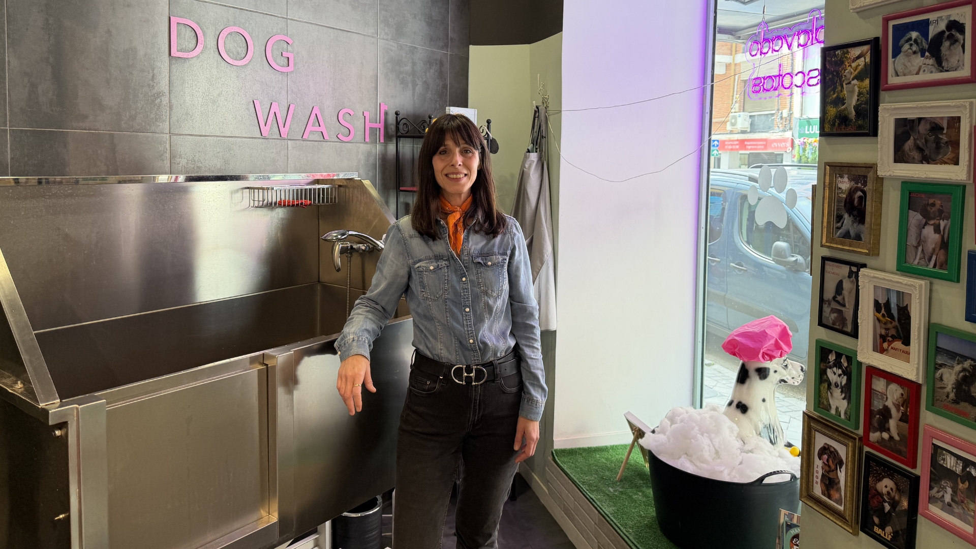 Negocios de lujo para perros en Madrid: sevillanas, snacks con valeriana y duchas "de bajo estrés"