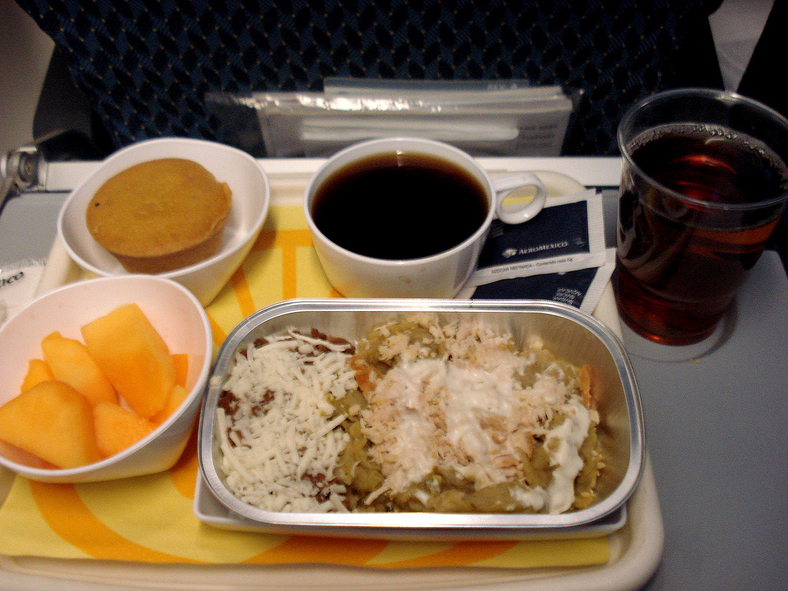 El misterio de la comida de avión: tu cuerpo 'apaga' los sentidos por la presión y el ruido