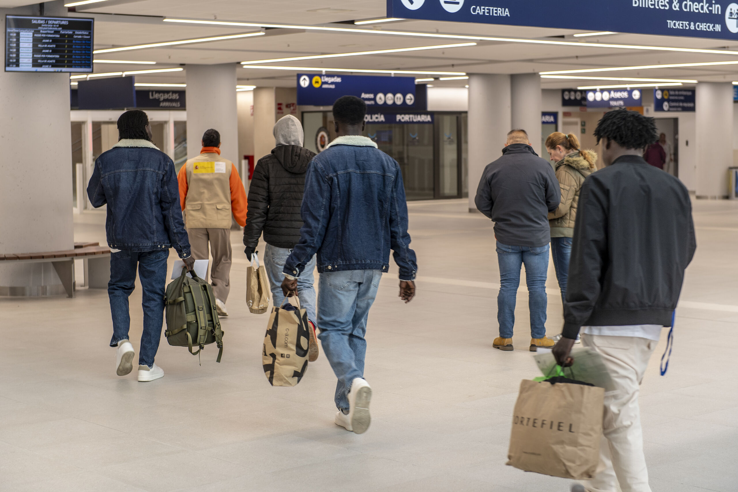 La Comisión Europea rechaza desde 2004 las regularizaciones masivas y exige informes que Sánchez no entrega