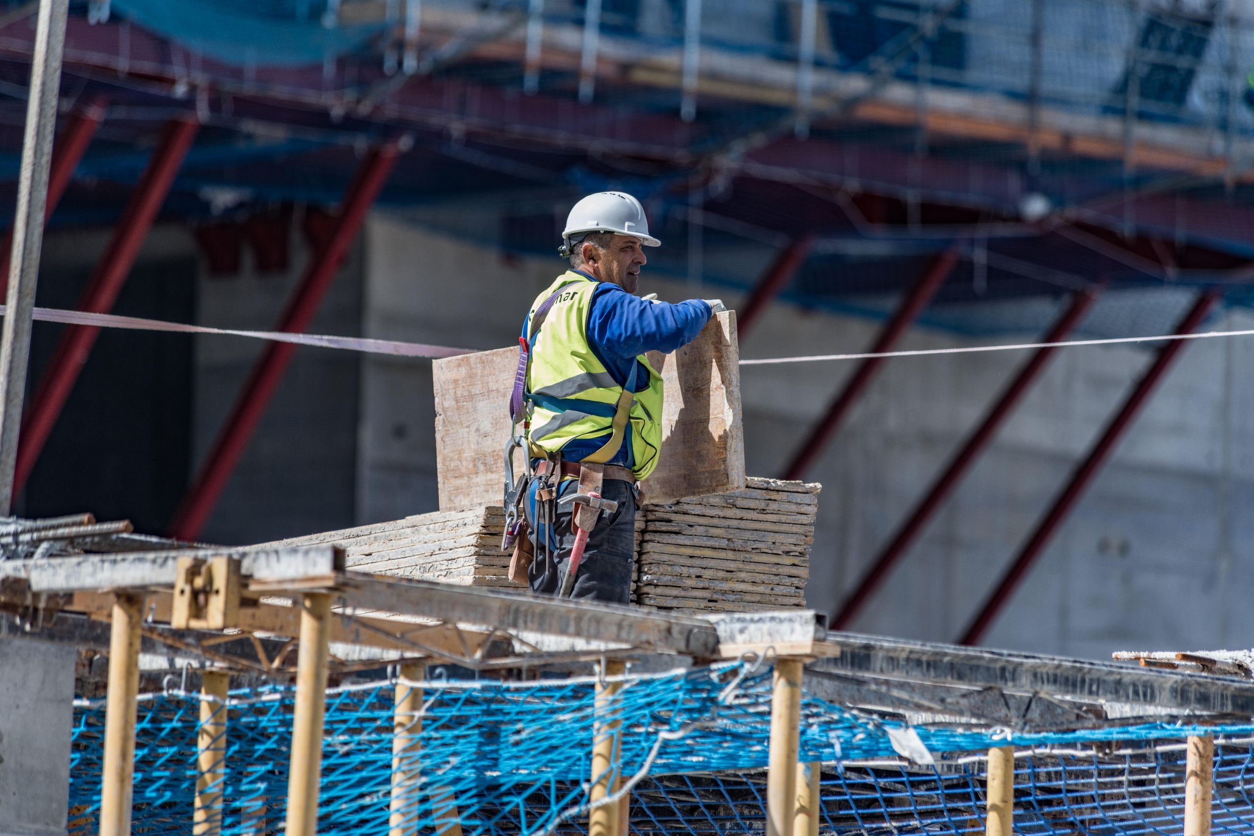 La OCDE desmonta a Sánchez por los altos impuestos y los subsidios