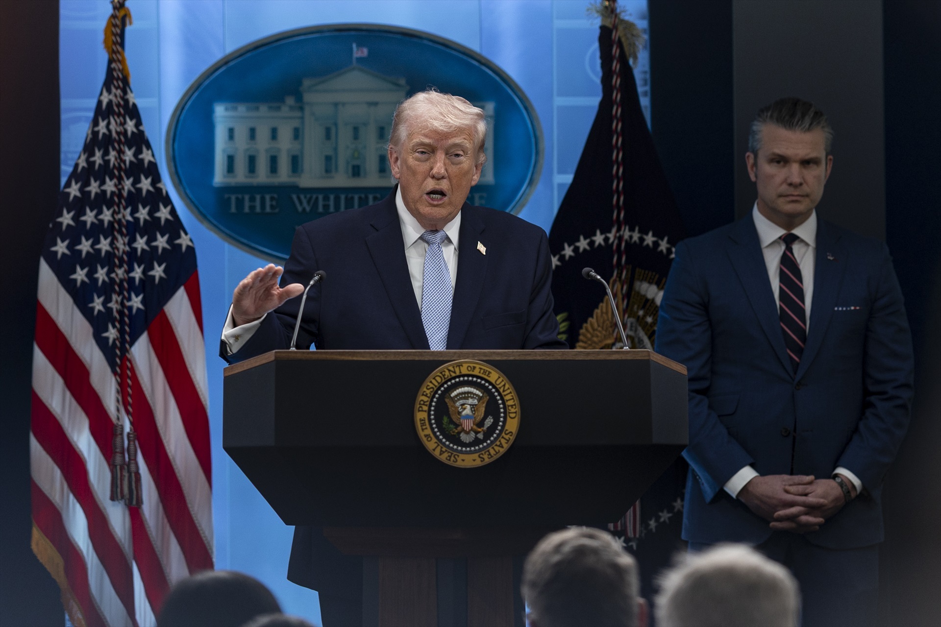 Trump promete "todo el poder económico" de EEUU a un Orbán acorralado en los sondeos