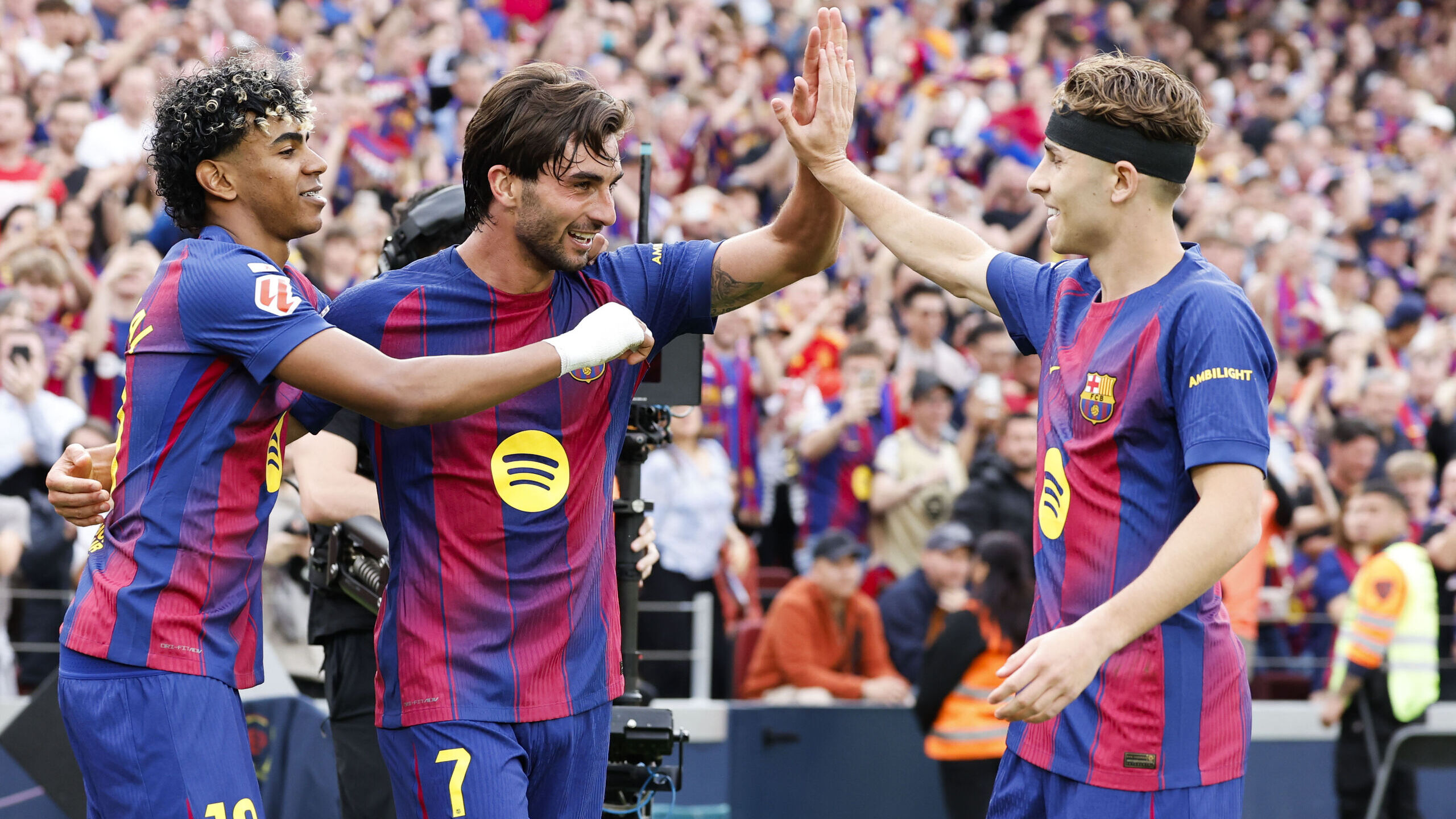 El Barcelona golea al Espanyol con un doblete de Ferran Torres