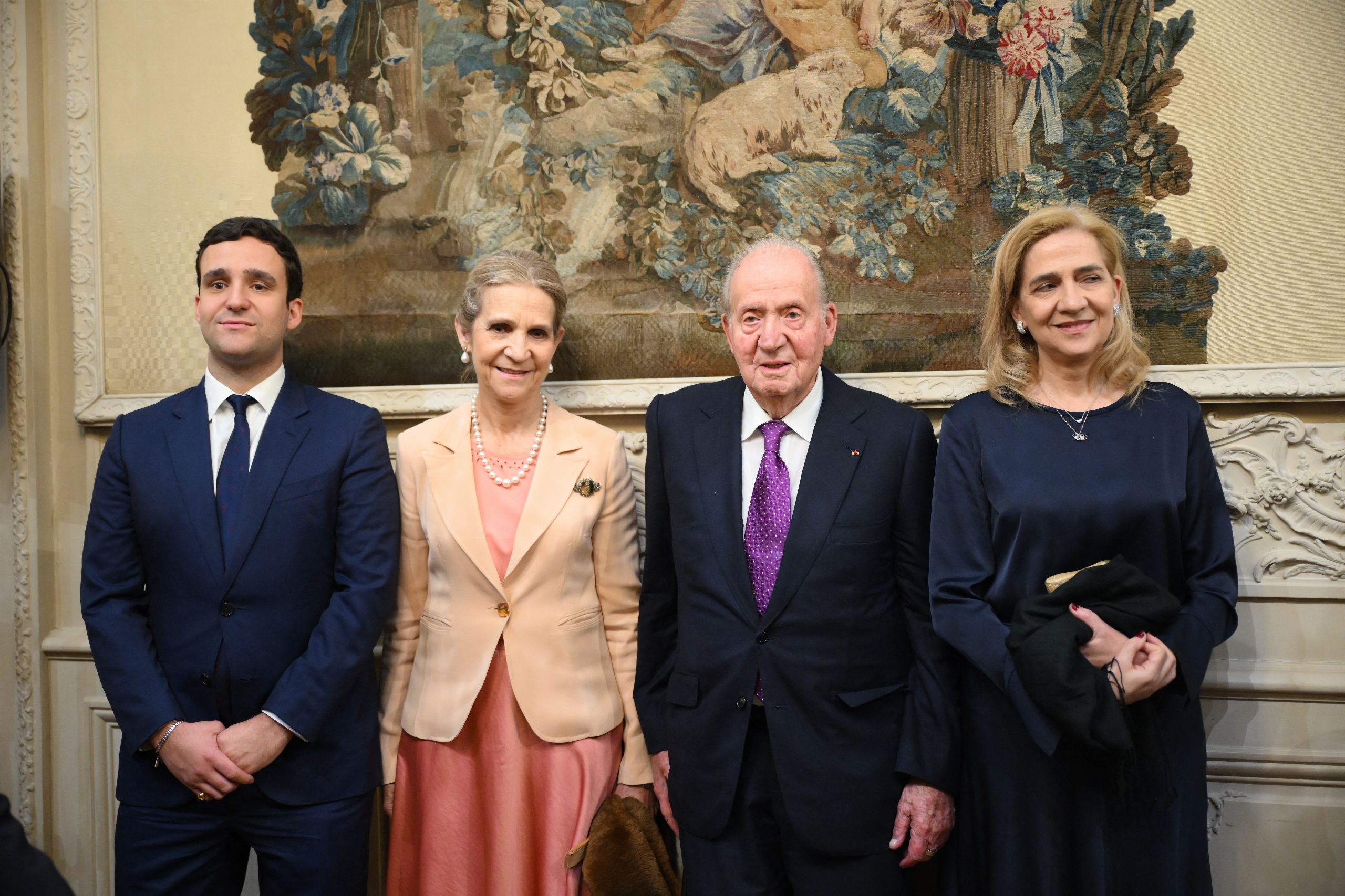 Juan Carlos I reivindica sus memorias en París arropado por su núcleo duro familiar