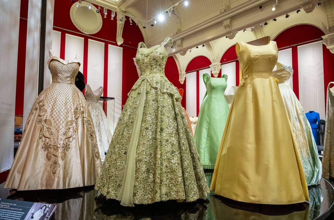 El legado estilístico de la reina Isabel II: una exposición histórica dedicada al análisis de su vestuario
