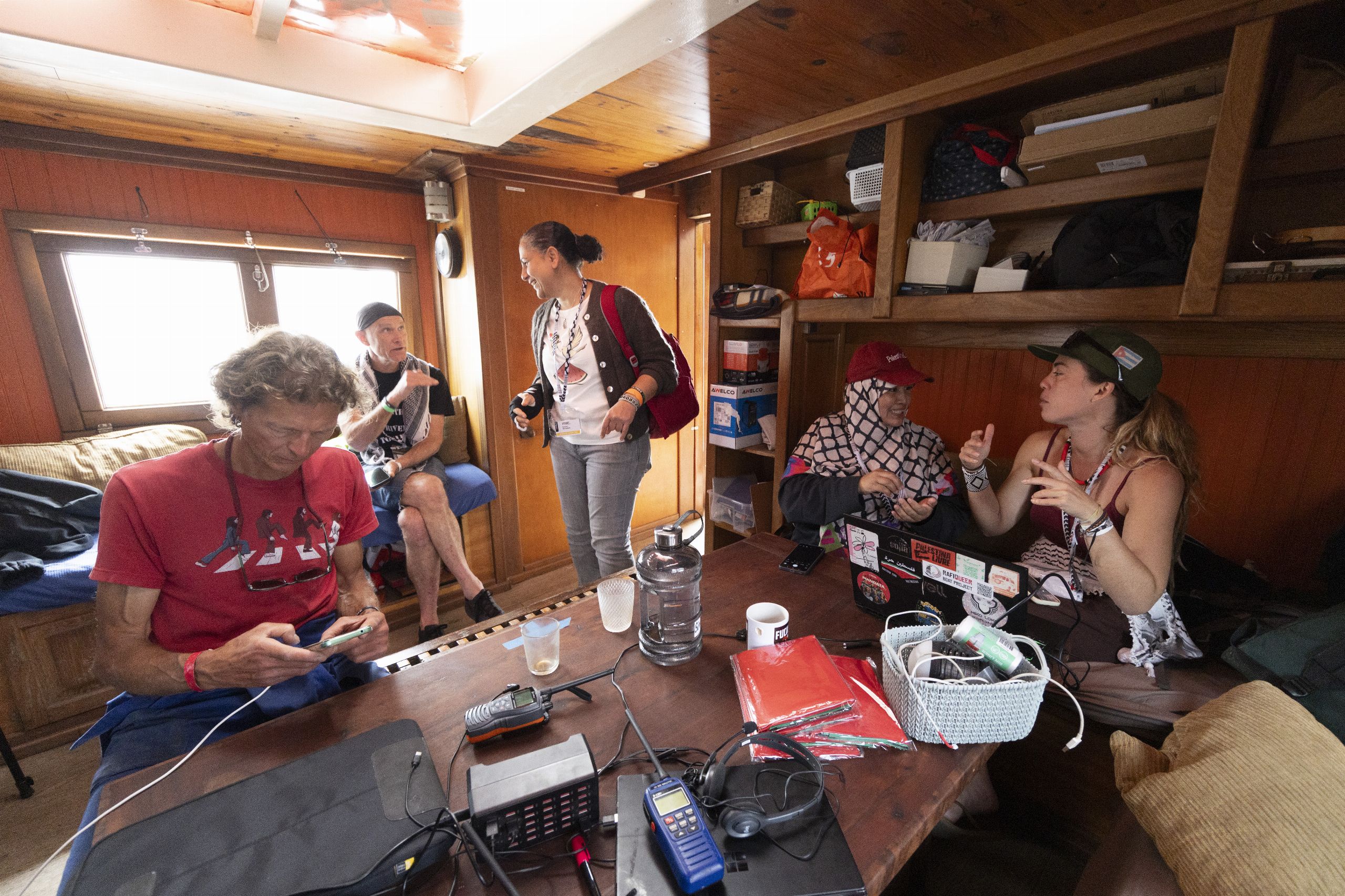 La flotilla antijudía aplaza su salida por mal tiempo y se queda dando vueltas por Barcelona