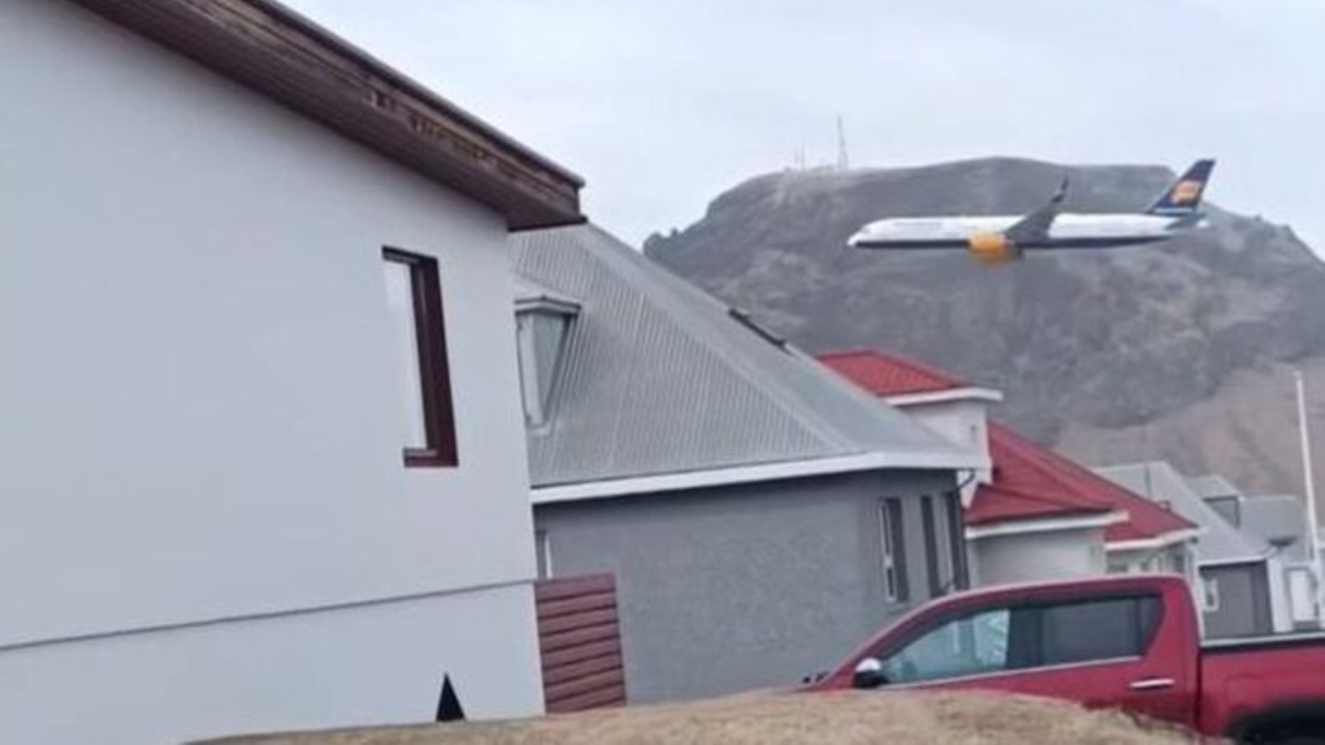 Un piloto desafía los protocolos en su último vuelo y sobrevuela su pueblo a escasa altura