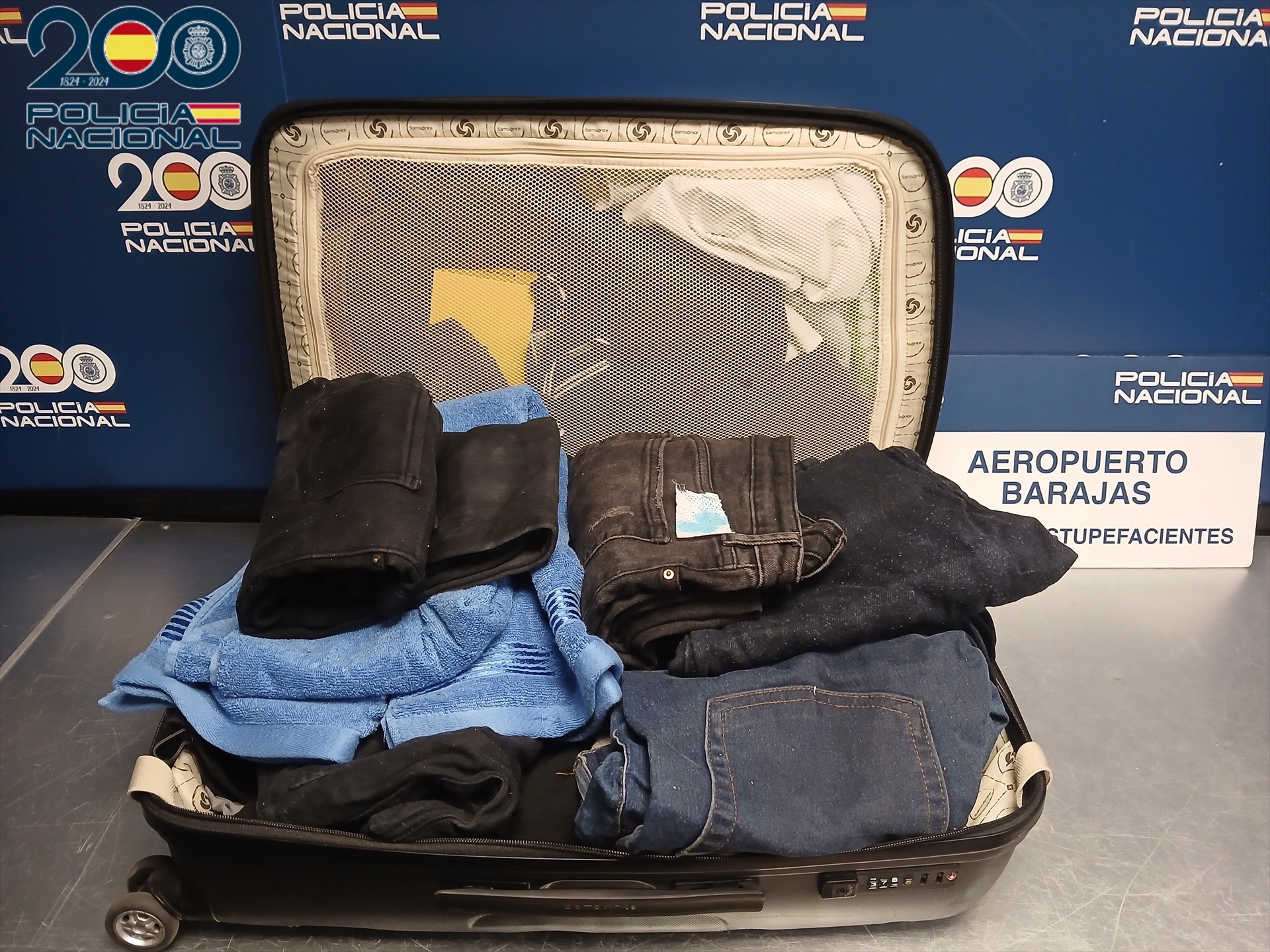Detenidos en Barajas con casi 45 kilos de cocaína impregnada en su ropa