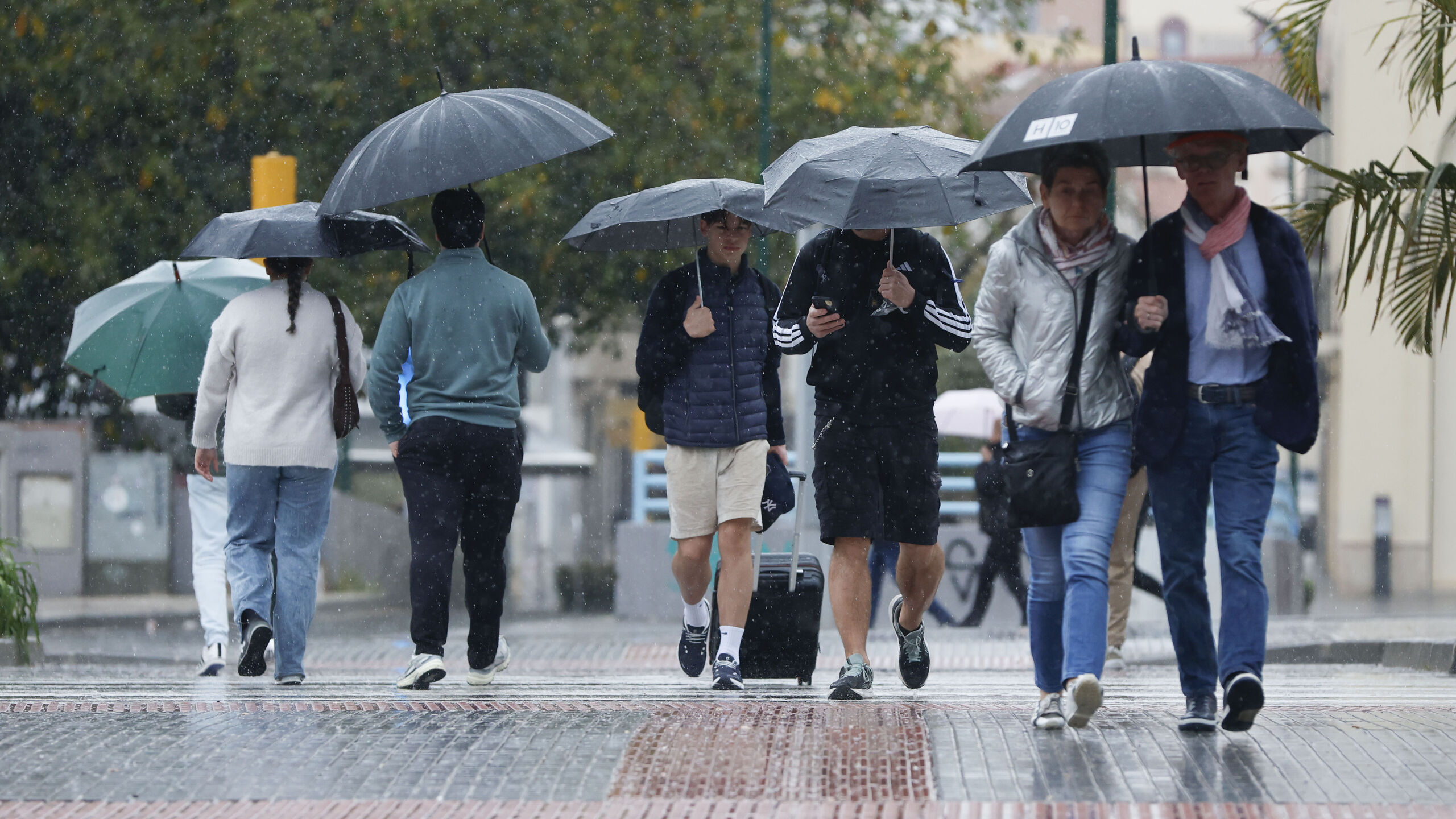 Seis comunidades en aviso por tormentas y viento en un jornada marcada por el descenso térmico