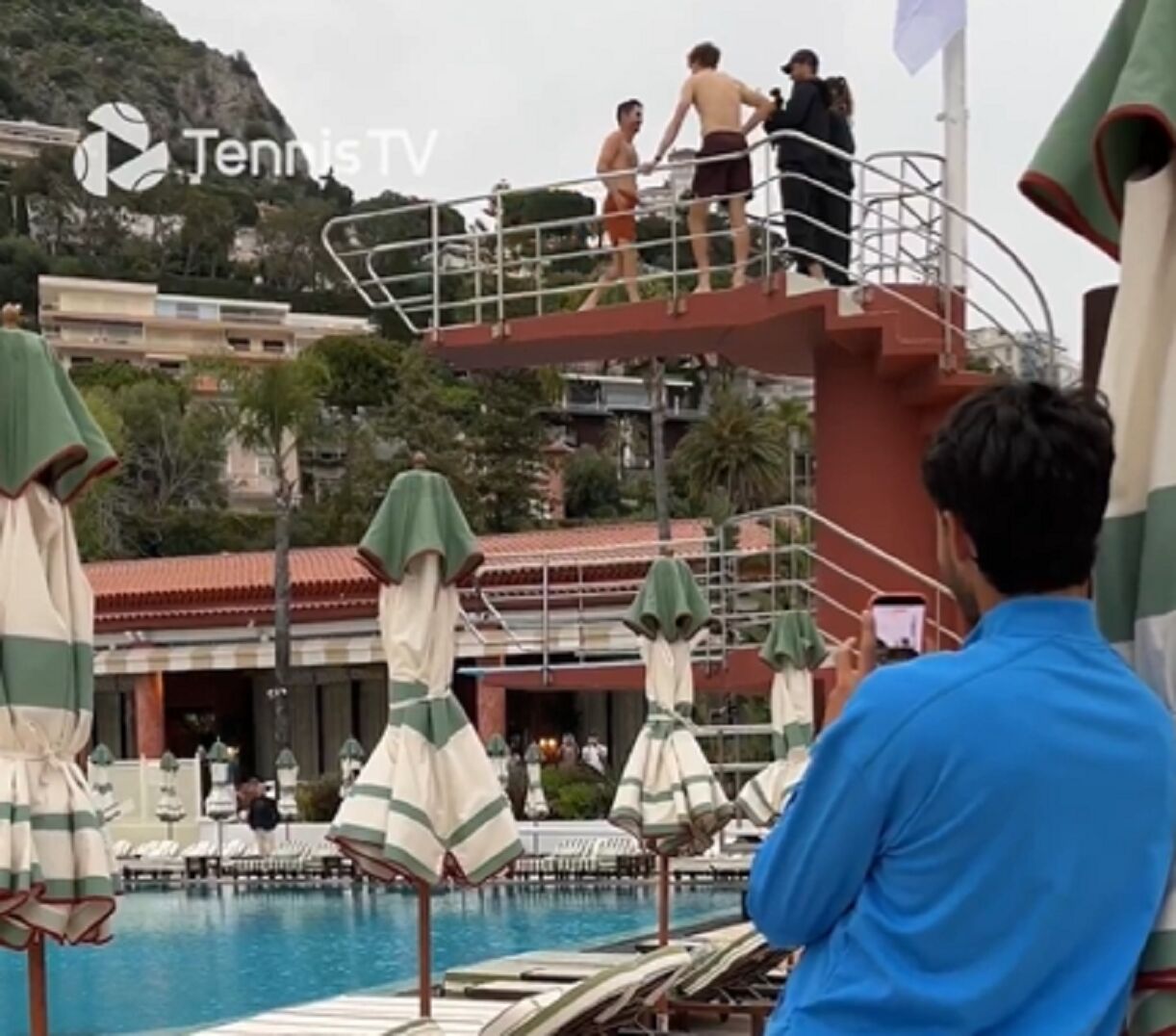 Carlos Alcaraz demuestra su señorío en la derrota: graba a Sinner en la piscina tras ganar en Montecarlo