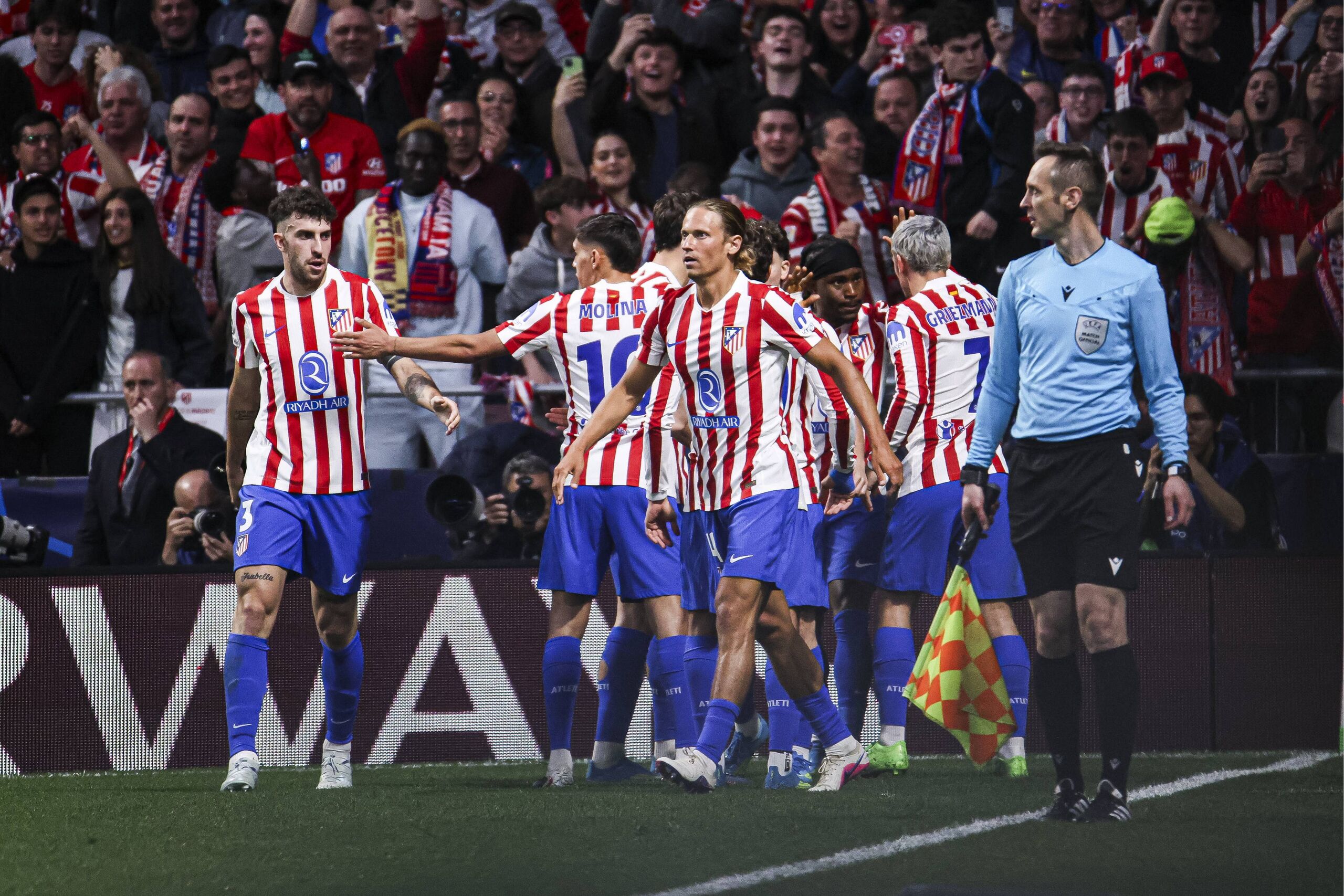 Un heroico Atlético sella su pase a las semifinales frente a un Barça que rozó la remontada