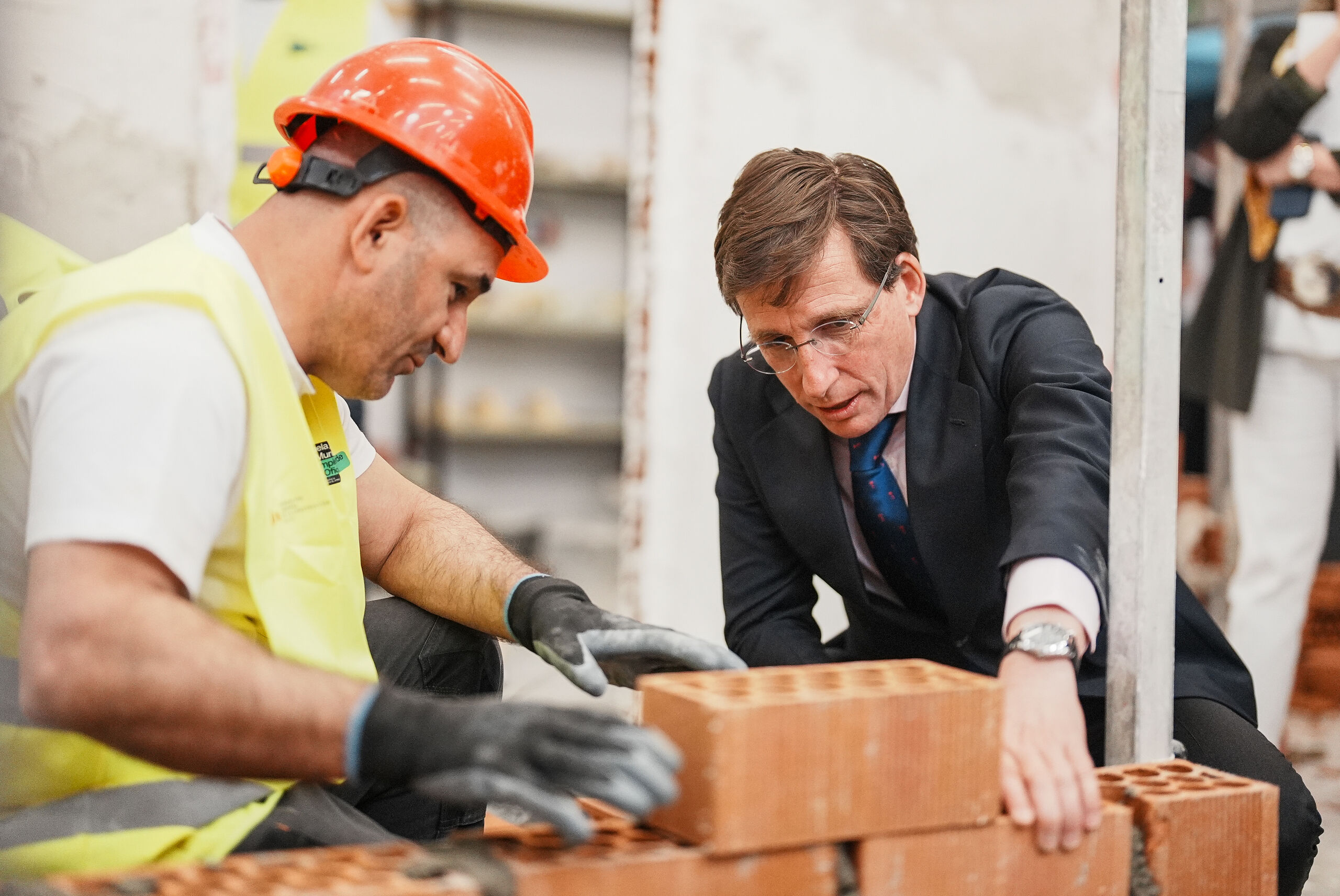 Almeida retrata a Rita Maestre en defensa de María Corina Machado: "Sigue anclada en el 'Chávez vive'"