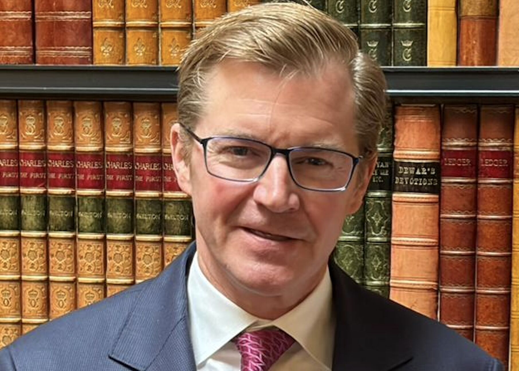 Habla el abogado que prepara nuevos embargos a España por los impagos de Sánchez a las renovables