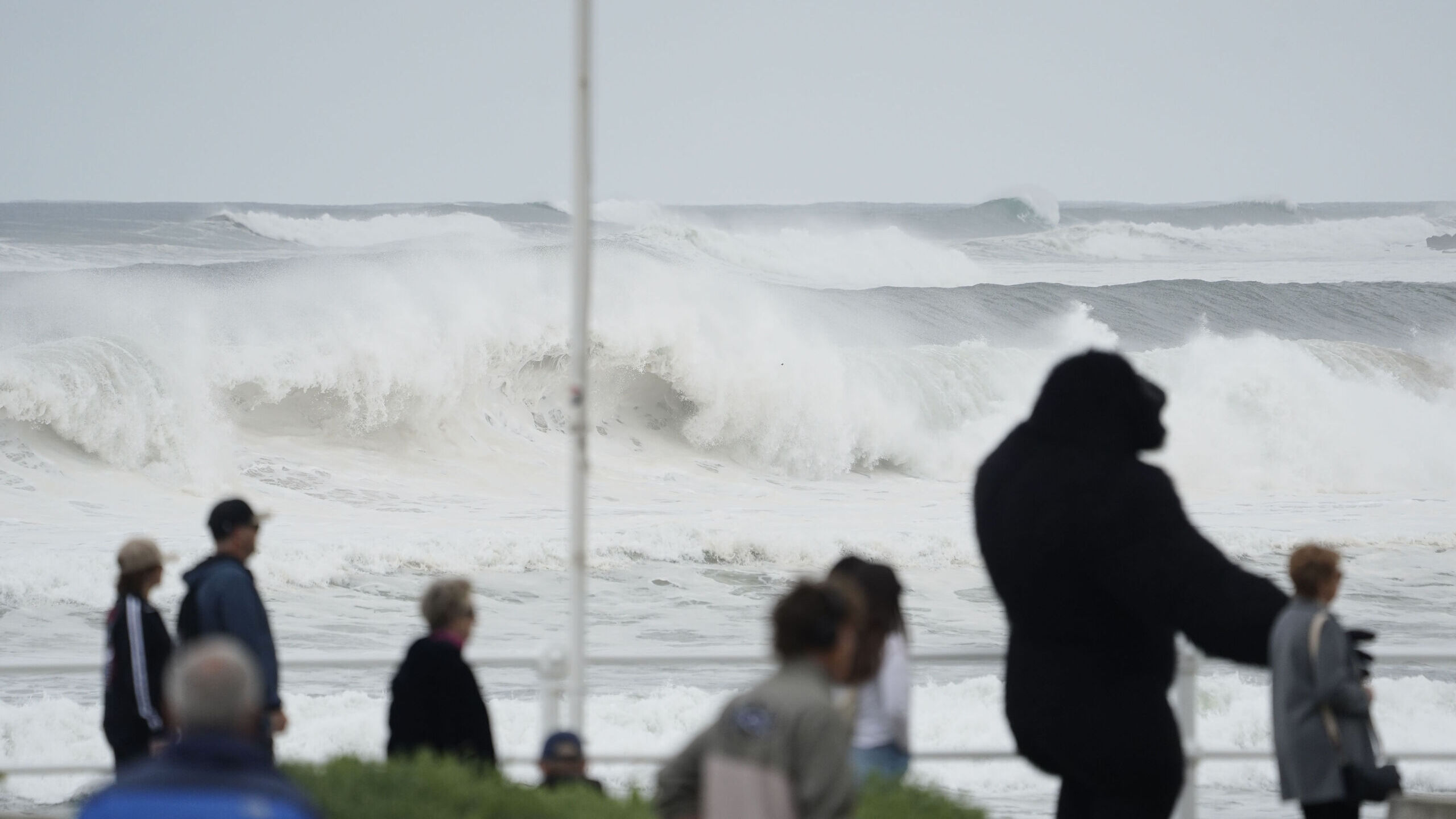 Suben las temperaturas en toda España pero se mantienen los avisos por oleaje en el este