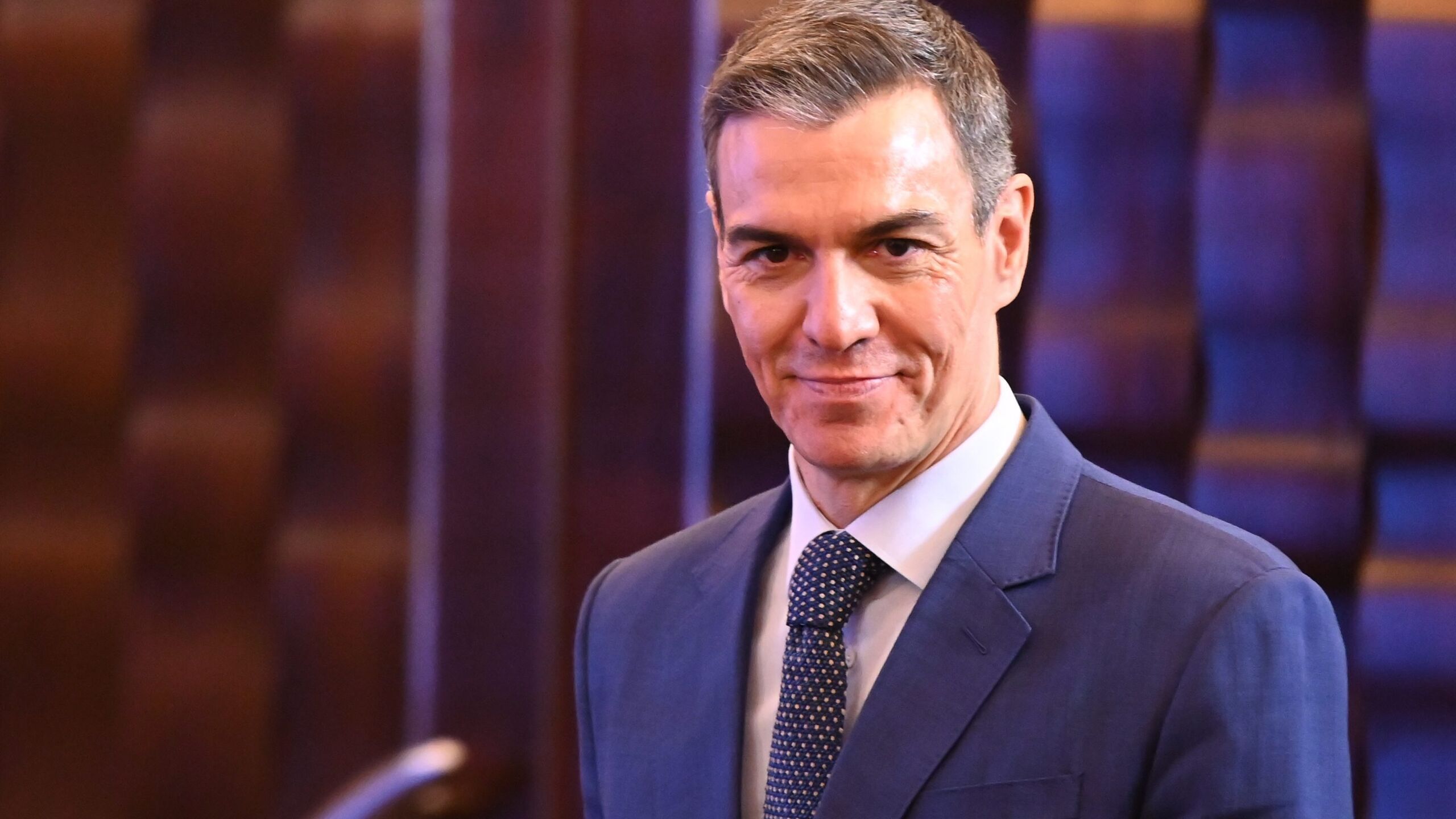 Tertulia de Cuesta: La cruzada de Sánchez contra Peinado y la letra pequeña de la regularización masiva de inmigrantes