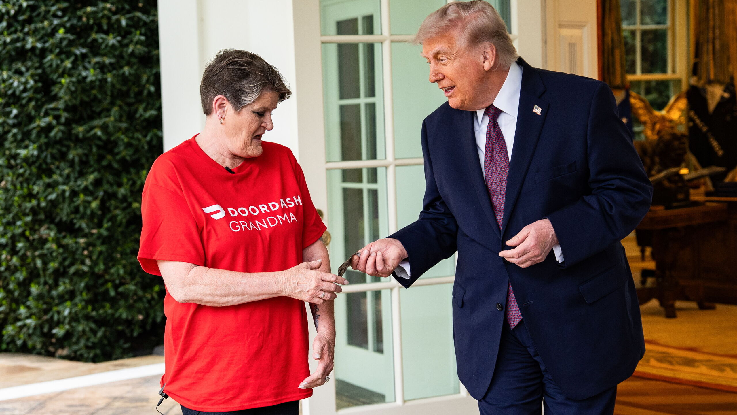 Show de Trump con una repartidora de McDonalds: propina de 100 dólares exentos de impuestos