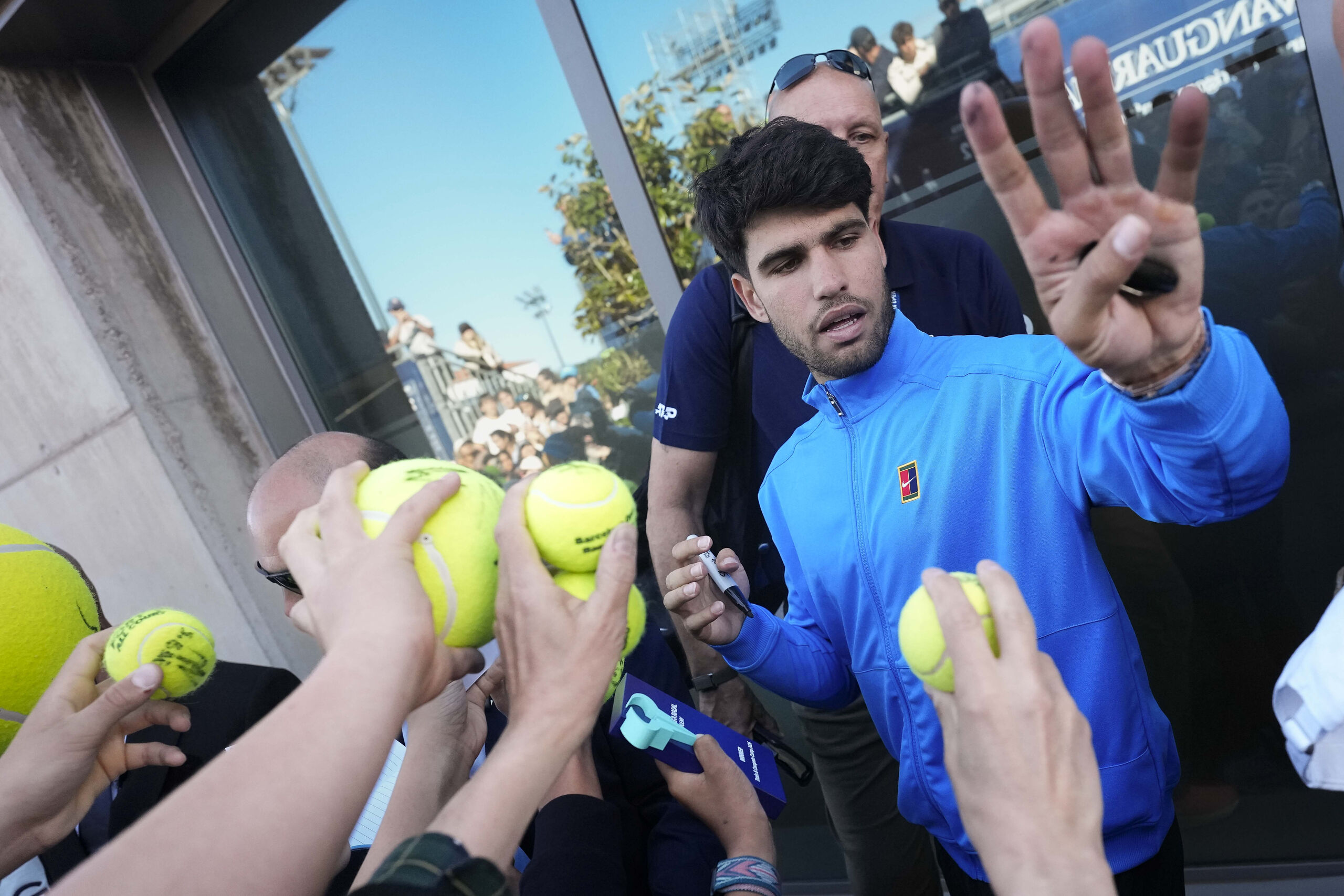 Saltan las alarmas en el Godó: Carlos Alcaraz suspende su entrenamiento por su muñeca derecha
