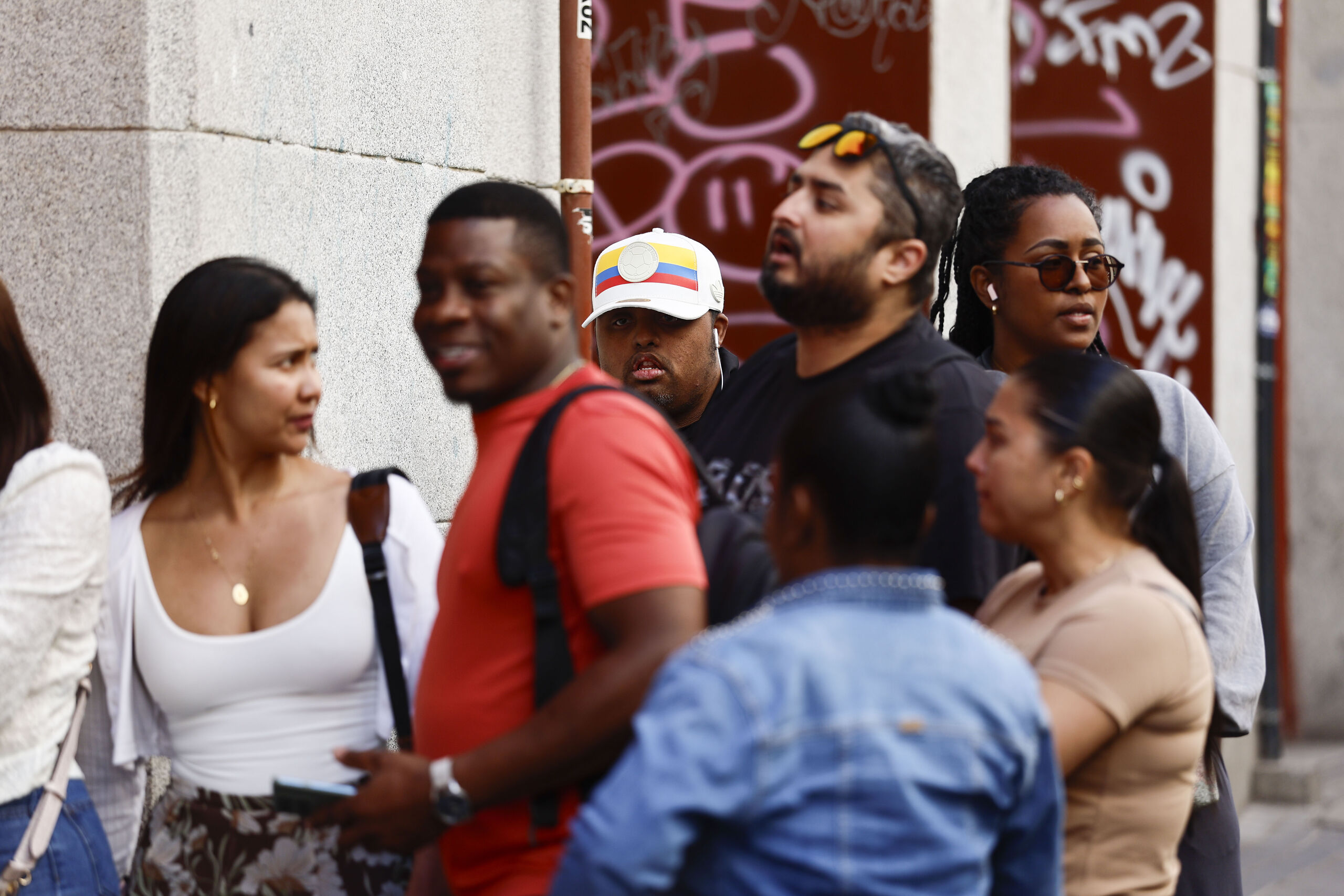 Un experto desvela la "trampa" en los requisitos para la regularización de inmigrantes: "Los Mossos me lo han dicho"