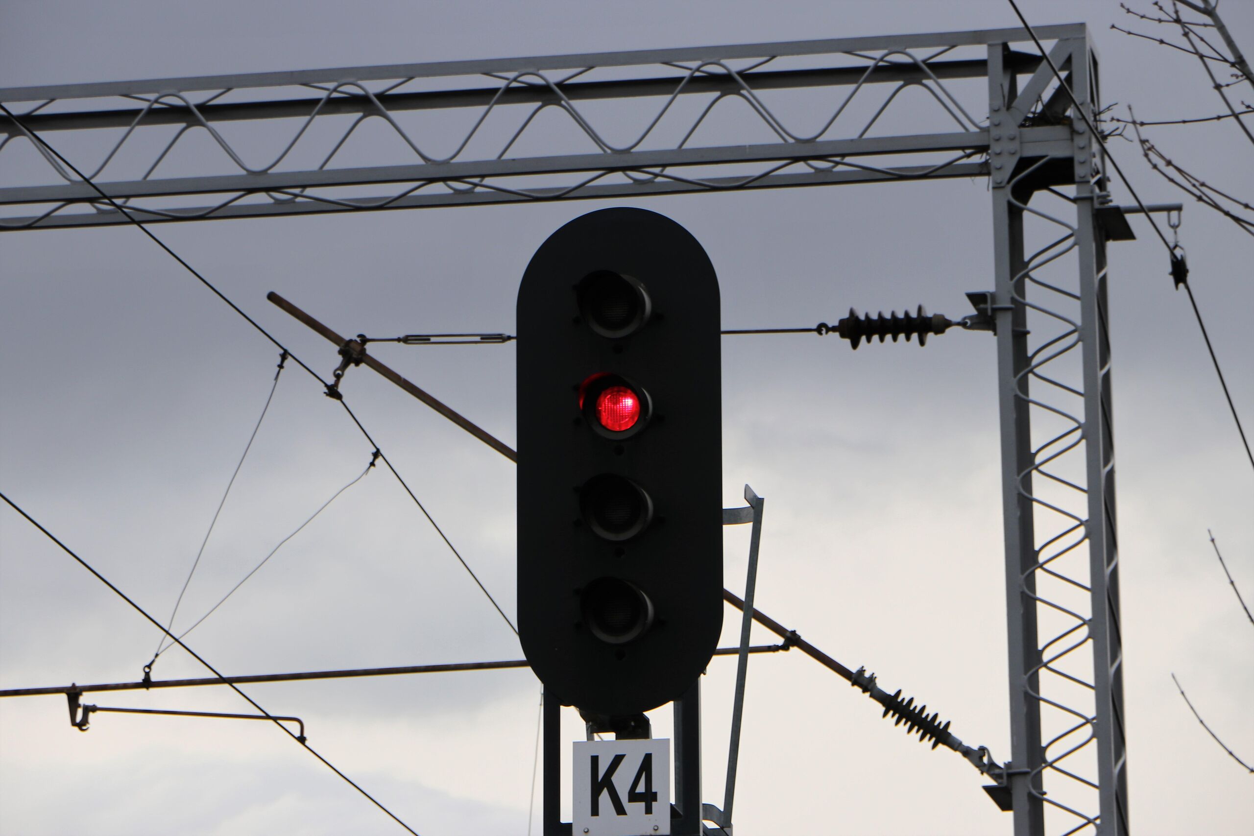 Sangre, ferrocarriles y biología: por qué el color rojo nos obliga a parar