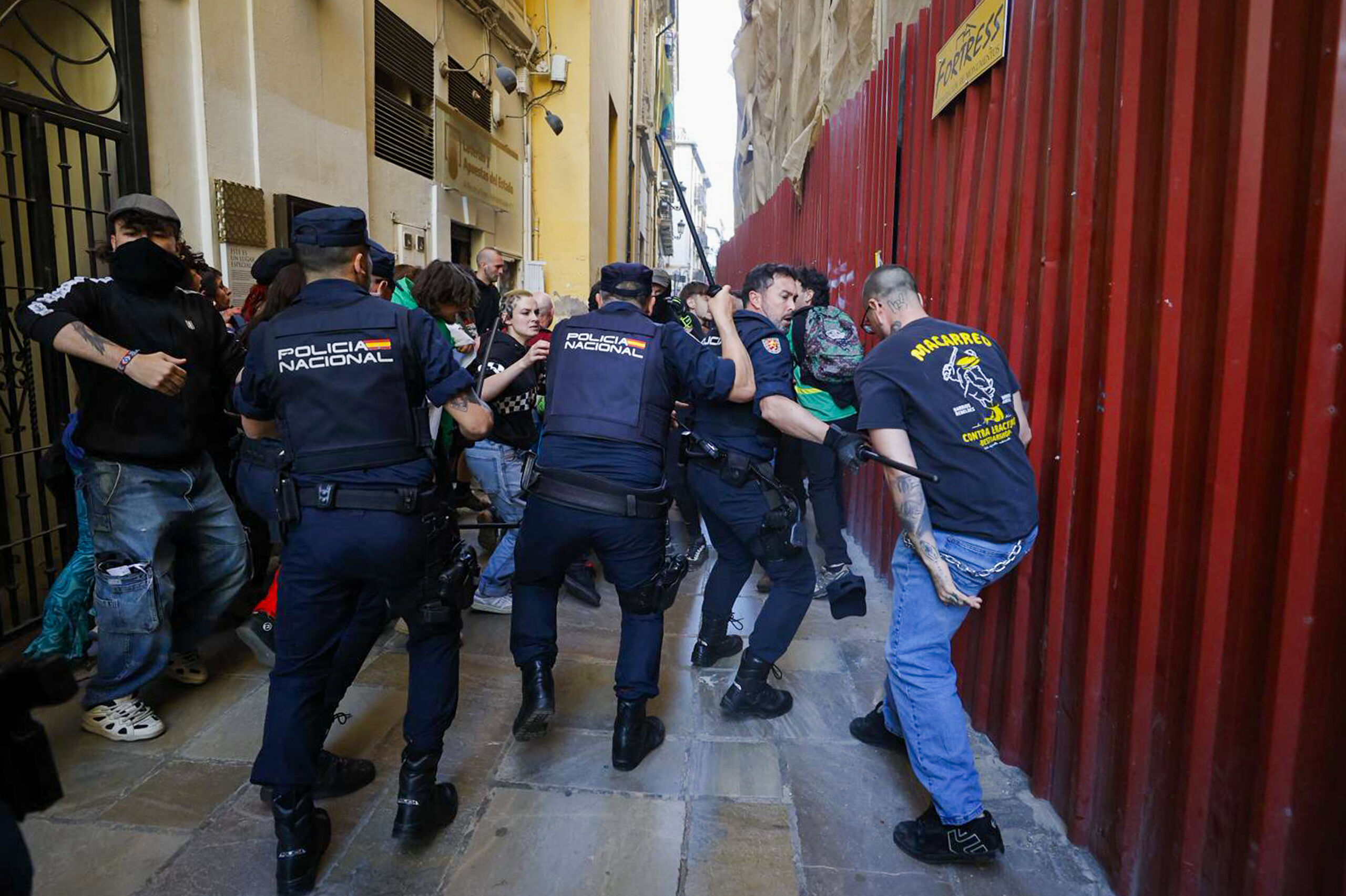 Abascal celebra el pacto en Extremadura frente al "acoso" de los radicales de izquierda en Granada