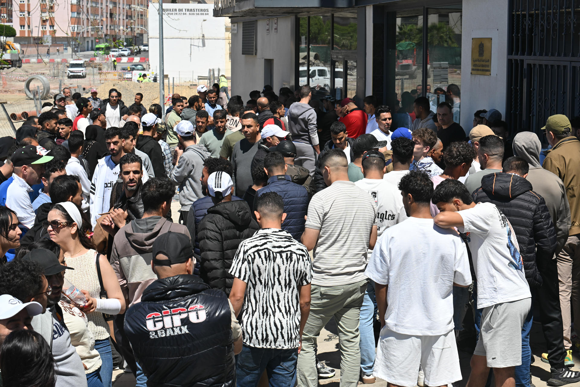 Los consulados colapsan por la regularización masiva de Sánchez